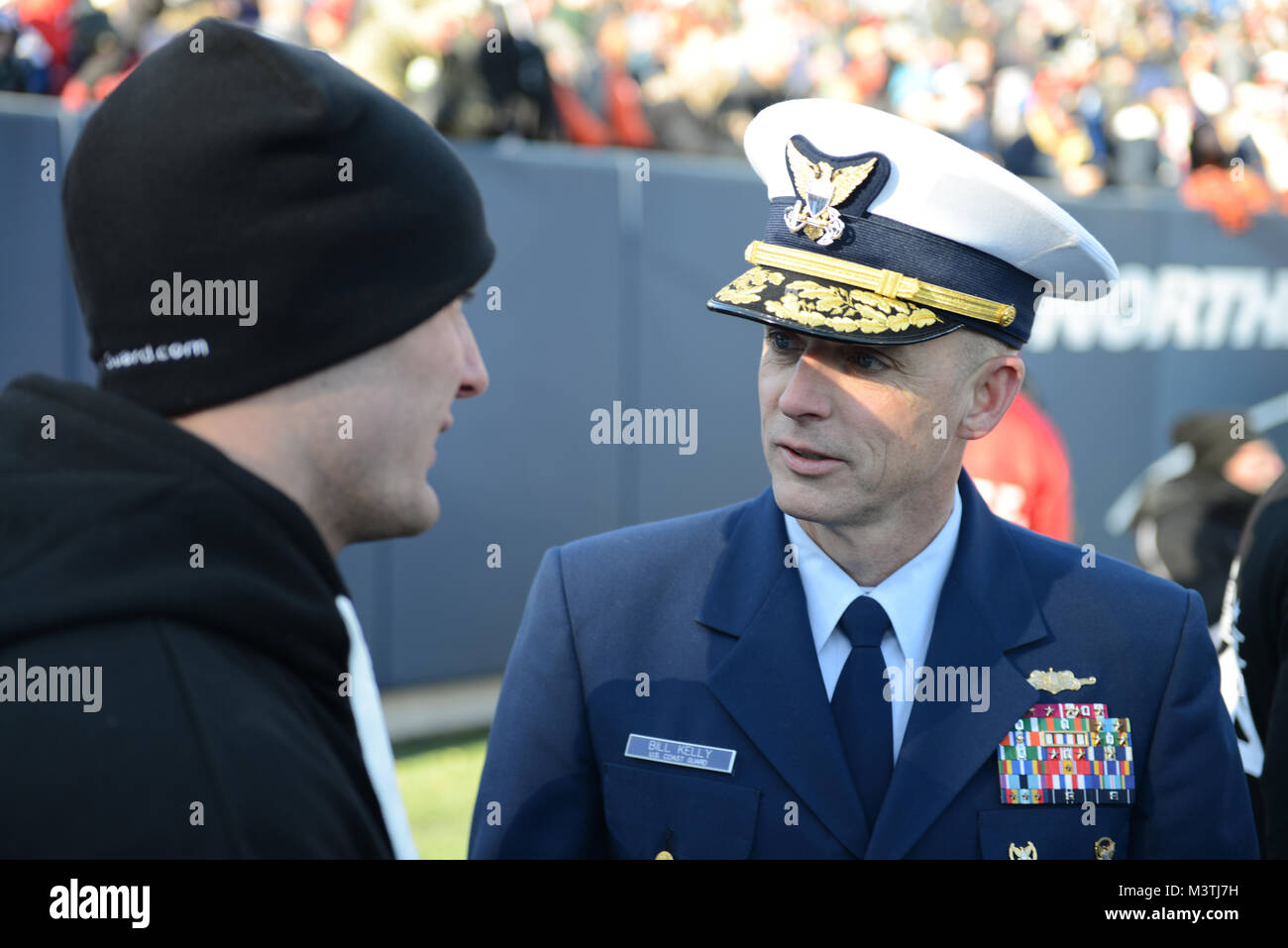 Coast Guard hinten Adm. William G. Kelly, stellvertretender Kommandant für Human Resources, Gespräche mit einem Rekruten, bevor er in die militärische Schüssel 2017 schwört, an der Navy-Marine Corps Memorial Stadium in Annapolis, Maryland, Dez. 28, 2017 gehostet wird. Kelly war die Vereidigung Vertreter für die Küstenwache Rekruten. (U.S. Coast Guard Foto von Petty Officer 3. Klasse Ronald Hodges) Stockfoto