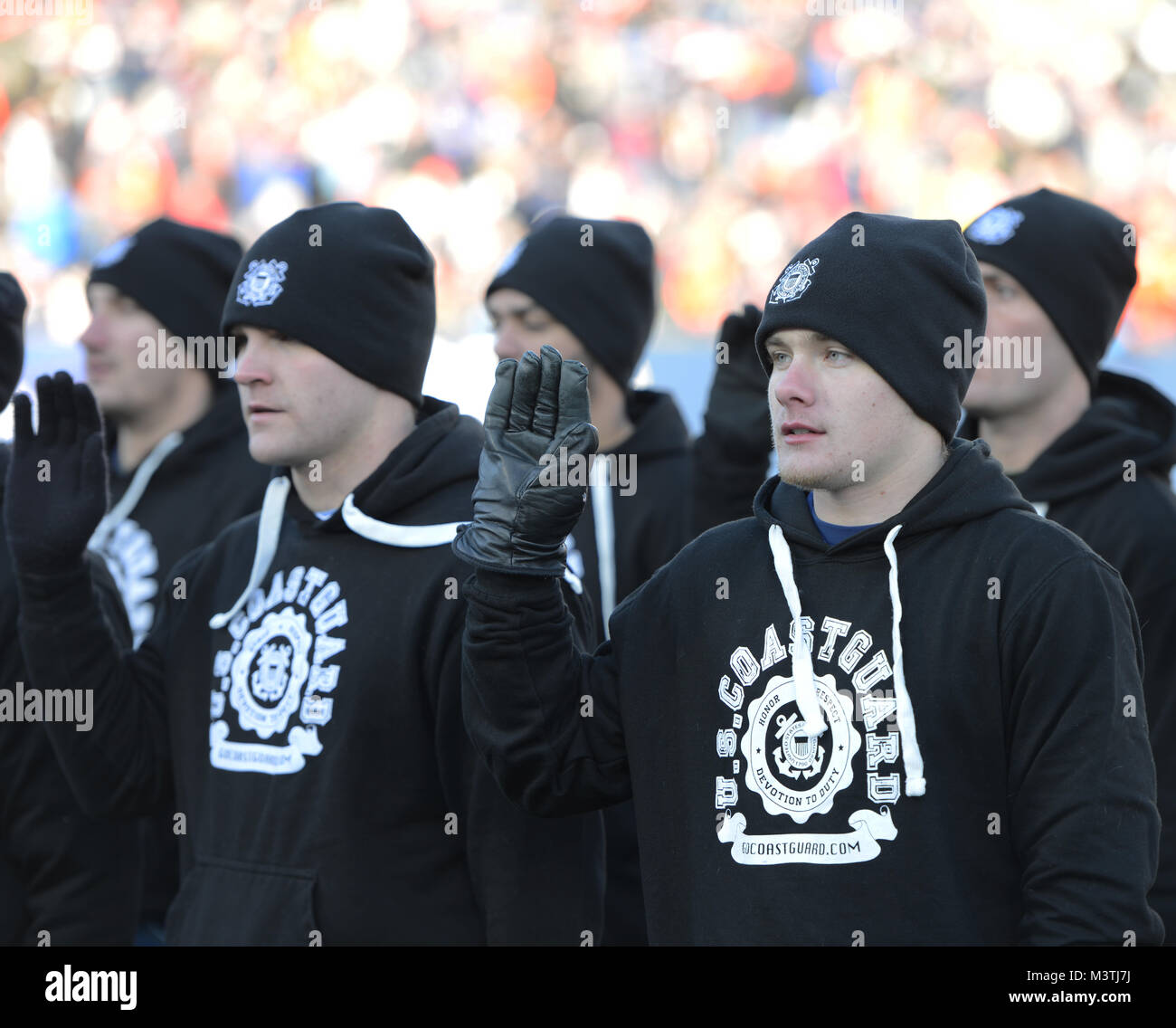 Coast Guard rekrutiert den Eid der Eintragung bei einer Vereidigung Zeremonie an der militärischen Schüssel 2017 rezitieren, an der Navy-Marine Corps Memorial Stadium in Annapolis, Maryland, Dez. 28, 2017 gehostet wird. Die rekruten schwor in ein Fast volles Stadion mit einem Fassungsvermögen von 34.000 Menschen. (U.S. Coast Guard Foto von Petty Officer 3. Klasse Ronald Hodges) Stockfoto