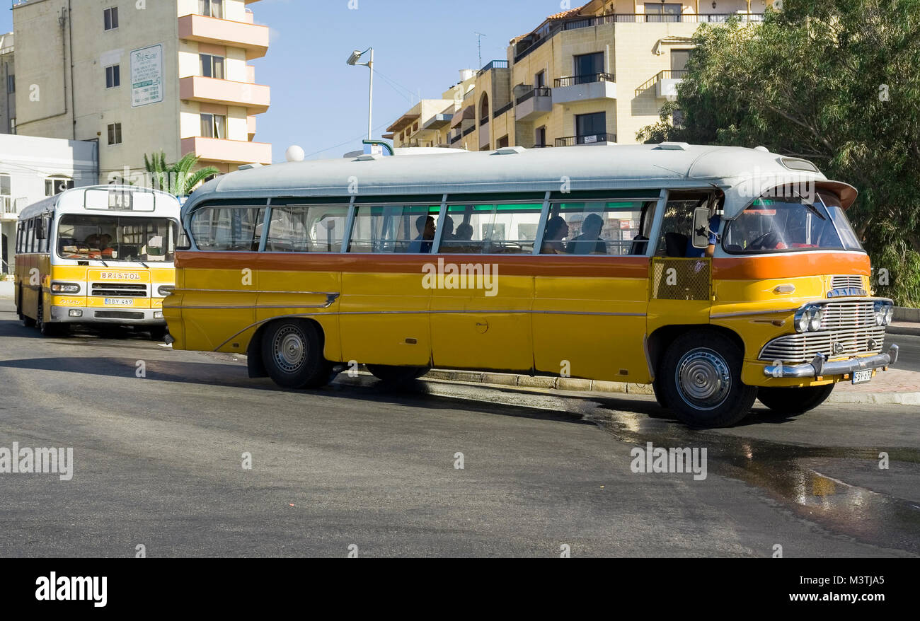 MALTA - 7. SEPTEMBER: Classic vintage Busse auf den Straßen von Bugibba, Malta, September 7,2007. Stockfoto