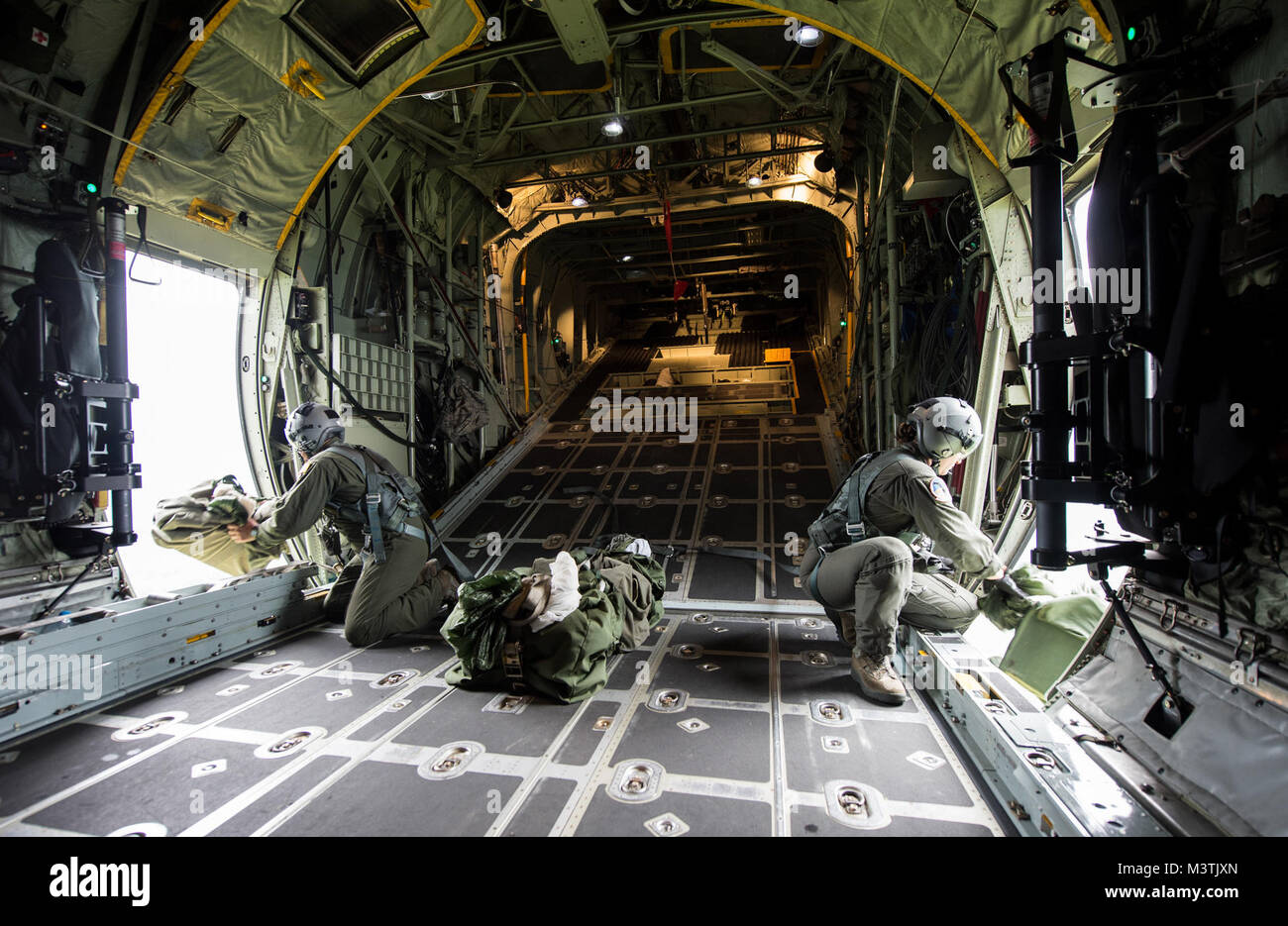 Us Air Force Reserve Loadmasters, mit der Luftbrücke 731st Squadron, airdrop Ladung von der C-130 Hercules während der diesjährigen zentralen Accord Übung in Libreville, Gabun am 15. Juni 2016. Us-Armee Afrika übung Zentrale Accord 2016 ist eine jährliche, kombiniert, gemeinsame militärische Übung, die zusammen bringt Partner Nationen zu Praxis und Kenntnisse in der Durchführung von friedenserhaltenden Maßnahmen zeigen. (DoD Nachrichten Foto durch TSgt Brian Kimball) 160615-F-QP 401-020 von DoD News Fotos Stockfoto