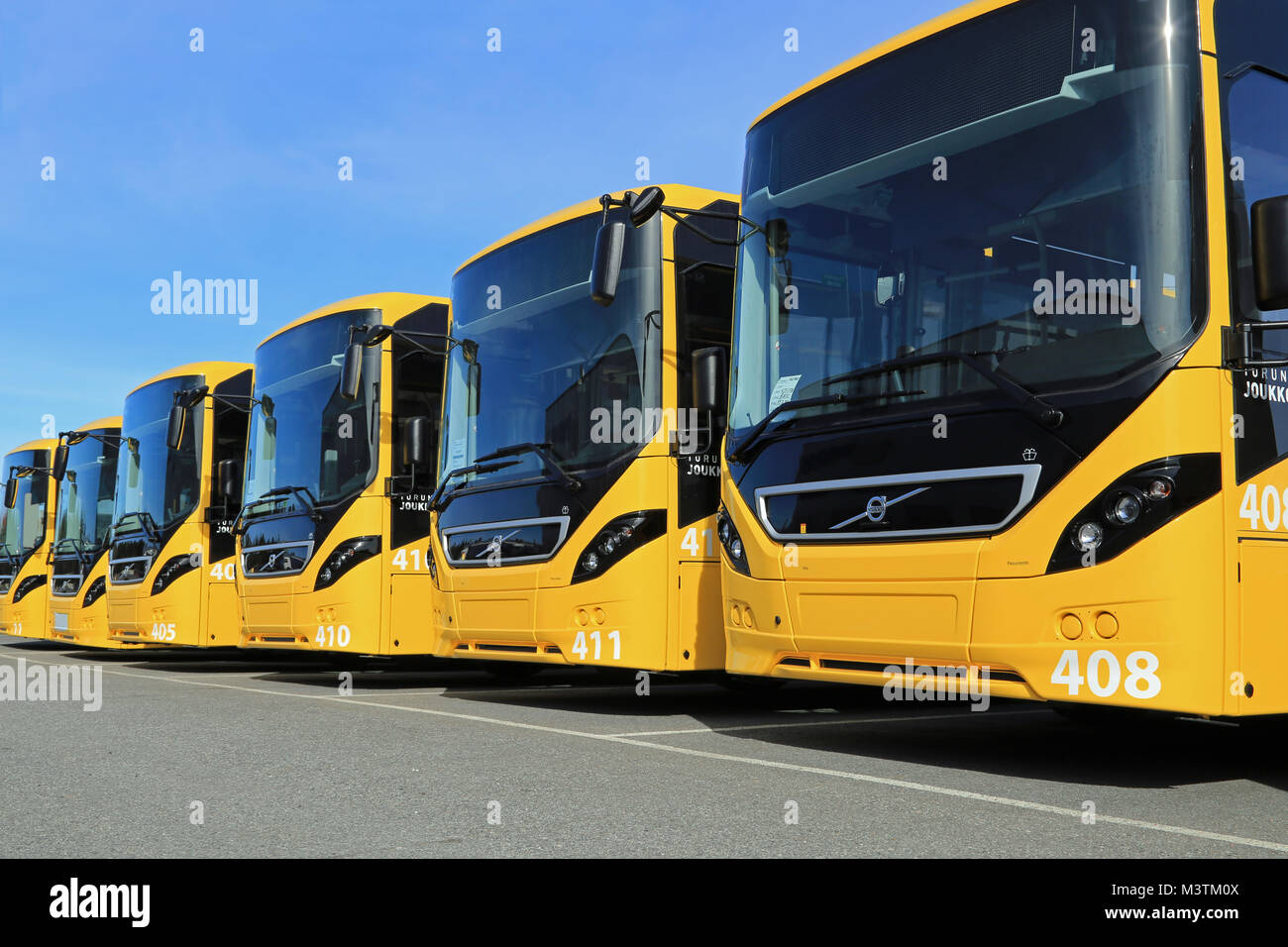 LIETO, Finnland - 5 April, 2014: Reihe der Gelben Volvo 8900 Überlandbusse auf einem Hof geparkt. Der 8900 hat ein Volvo D8 K Euro 6-Motor, der eine der Stockfoto