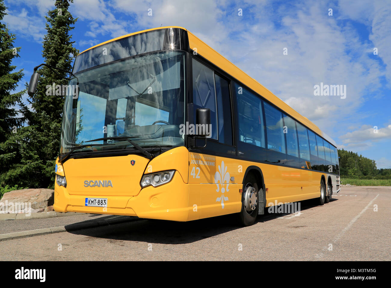 PAIMIO, Finnland - 19 JULI 2014: Gelb Scania in der ganzen Stadt Bus wartet auf Fahrgäste. Scania in der ganzen Stadt ist in niedrig-Boden und Low-entry-Versionen. Stockfoto