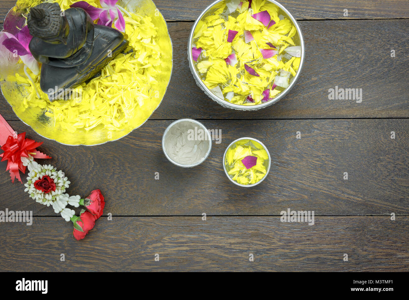 Tabelle Draufsicht Dekoration &-Zeichen auf Songkran Festival oder Thailand neues Jahr Urlaub Hintergrund Konzept. Flach Objekt für den Gottesdienst der Buddha in der Saison Stockfoto