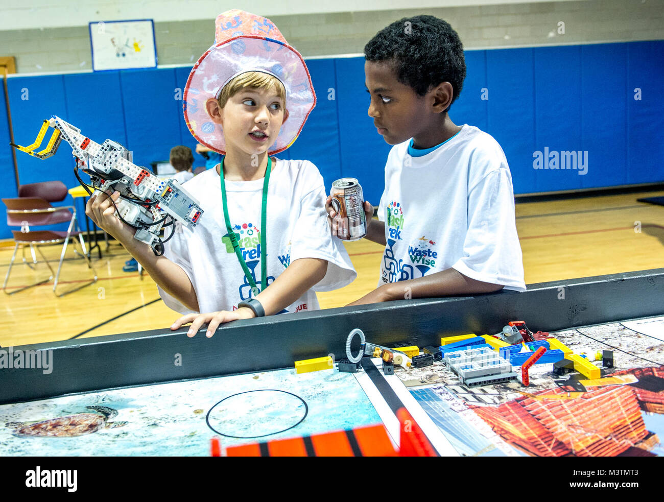 Samuel Snowden, 9, links, wer ist Homeschooled und behauptet, mit einem Lego in seiner Hand, Gespräche mit Teamkollegen Samson Scheie, 12, auch Homeschooled Strategie geboren worden zu sein, bevor Sie ihre Roboter in der First Lego League Wettbewerb bei DoD Starbase-Gebäude in der Nähe des Air Force Research Laboratory an Wright-Patterson Air Force Base in Dayton, Ohio, 22. Juli 2016 laufen. Die Air Force STEM Streetwork-Büros mit der First Lego League, die jungen Studenten lehrt, wie man bauen und programmieren Roboter aus Legos, nicht nur Unterstützung, MINT-Ausbildung, sondern auch um jungen technischen Verstand När aufmerksam zu machen Stockfoto