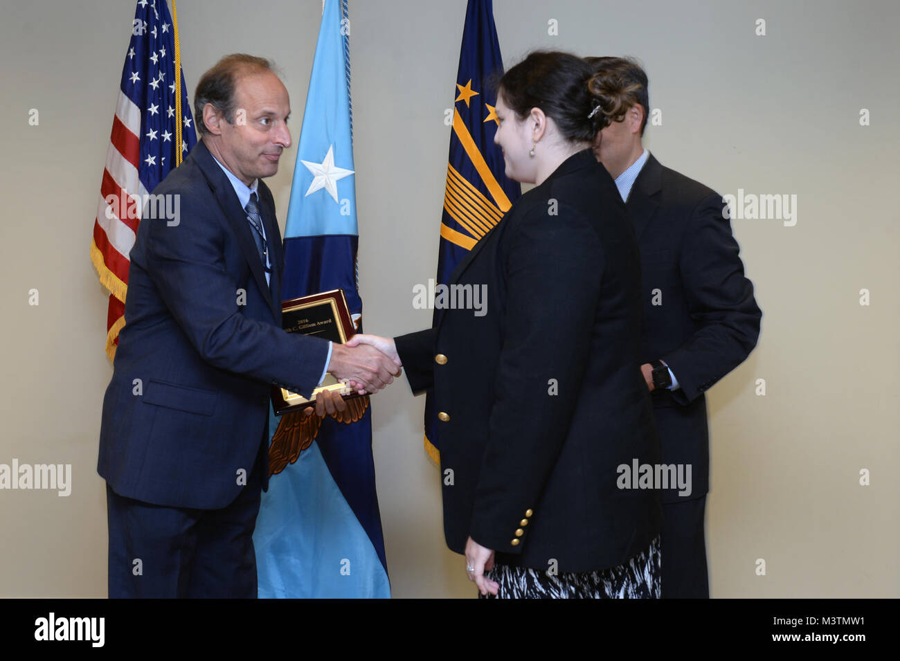 Der Herr Abgeordnete Peter K. Levine, unter Verteidigungsminister (Personal und Bereitschaft), US-Verteidigungsministerium, (links) und die Frau Abgeordnete Christopher S. Lu, Stellvertretende Staatssekretärin, US-Arbeitsmarkt, Gegenwart Emily Lipkin mit der Judith C. Gilliom Award während der 2016 Mitarbeiter Programm zur Rekrutierung (WRP) Preisverleihung an die Vereinigten Staaten Zugang Kammer befindet sich in Washington D.C. Frau Lipkin dient als Krankenversicherung Spezialist mit den Zentren für Medicare und Medicaid Services. Die Preisverleihung ausgezeichnet drei Judith C. Gilliom Awards und die WRP-Koordinator des Jahres ausgezeichnet Stockfoto