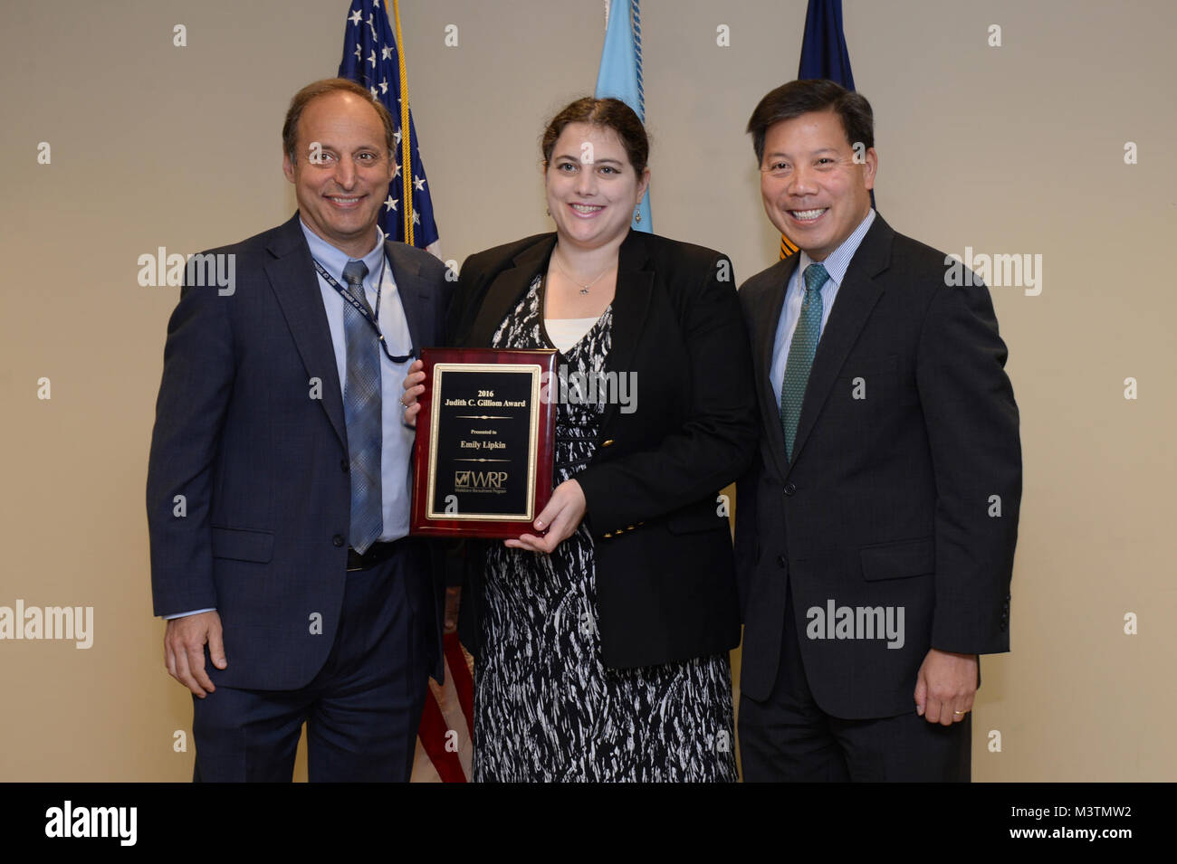 Der Herr Abgeordnete Peter K. Levine, unter Verteidigungsminister (Personal und Bereitschaft), US-Verteidigungsministerium, (links) und die Frau Abgeordnete Christopher S. Lu, Stellvertretende Staatssekretärin, US-Arbeitsmarkt, Gegenwart Emily Lipkin mit der Judith C. Gilliom Award während der 2016 Mitarbeiter Programm zur Rekrutierung (WRP) Preisverleihung an die Vereinigten Staaten Zugang Kammer befindet sich in Washington D.C. Frau Lipkin dient als Krankenversicherung Spezialist mit den Zentren für Medicare und Medicaid Services. Die Preisverleihung ausgezeichnet drei Judith C. Gilliom Awards und die WRP-Koordinator des Jahres ausgezeichnet Stockfoto