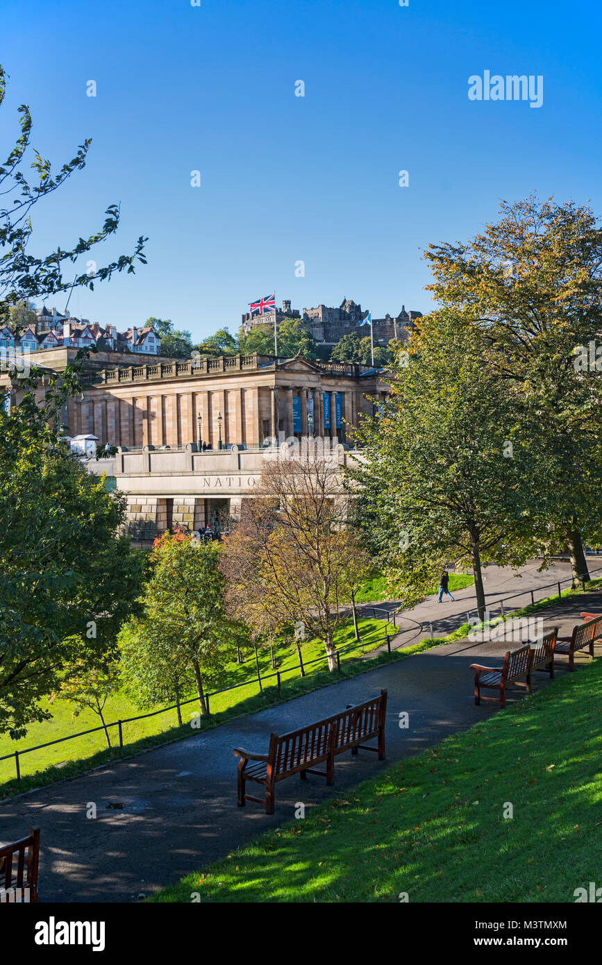 Die Princes Street Gardens, zu den nationalen Galerien und Castle, Edinburgh, Schottland, Großbritannien. Stockfoto