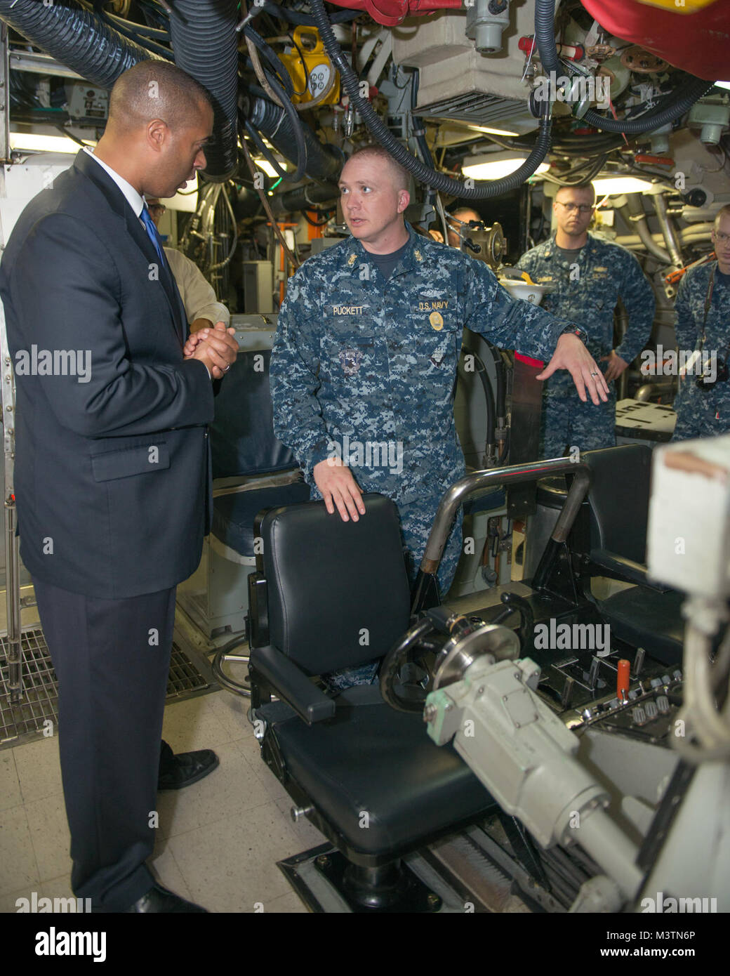 PUGET SOUND, Washington (3. August 2016) USS Michigan (SSGN 727) (blau) Chef des Bootes, Command Master Chief Jason Puckett erklärt Komponenten von u-control room, Assistant Secretary der Marine (Personal und finden Angelegenheiten, Herrn Hon. Franklin Parker bei einem Besuch im U-Boot. Parker nahm eine Führung durch das U-Boot und sprach ihr Crew bei einem Besuch im pazifischen Nordwesten. (U.S. Marine Foto von Chief Mass Communication Specialist Kenneth G. Takada/Freigegeben) 160803-N-VZ 328-061 von Naval Base Kitsap (NBK) Stockfoto