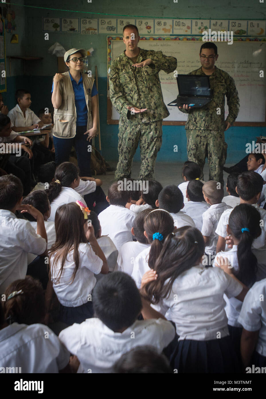 160816-N-CJ186-1260 CHOLOMA, Honduras (16. August 2017) – U.S. Navy Lt. Christian Johnroe, Umwelt und Gesundheit Offizier Marine Environmental präventive Medizin-Unit 2 (NEMPU-2) und Lt. Alister Bryson, ein Entomologe, NEMPU-2, zugewiesen zugewiesen unterrichtet eine Klasse von Monte Verde Kinder über die gefährlichen Auswirkungen von Mücken und unhygienischen Bedingungen im südlichen Partnerschaft Station 2016 (SPS-16). SPS-16 Ärzteteam eine Partnerschaft mit Operation Blessing, wie sie versuchen, biologische Methoden verwenden, um das Zika-Virus zu bekämpfen. SPS-16 ist eine jährlich stattfindende Serie von US Navy Bereitstellungen konzentrierte sich auf su Stockfoto