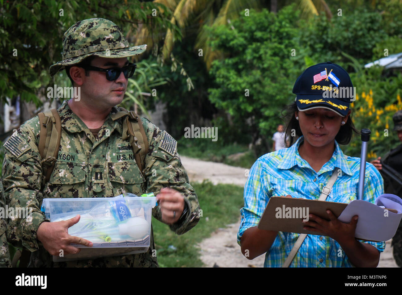 CHOLOMA, Honduras (17. August 2016) – US-Navy Lt. Alister Bryson, ein Entomologe, Marine Environmental präventive Medizin Unit 2, befasst sich mit Xenia Caballer Notizen während einen Durchlauf des Cholomas Monte Verde Dorf im südlichen Partnerschaft Station 2016 (SPS-16) zugewiesen. SPS-16 ist eine jährlich stattfindende Serie von US Navy Bereitstellungen konzentrierte sich auf den Gegenstand Experten Austausch mit Partner Nation Streit- und Sicherheitskräfte in Mittel- und Südamerika und der Karibik. US militärische Teams arbeiten mit Partner Nation Kräfte während Marine ausgerichtete Übungen, militärischer-engagements Stockfoto