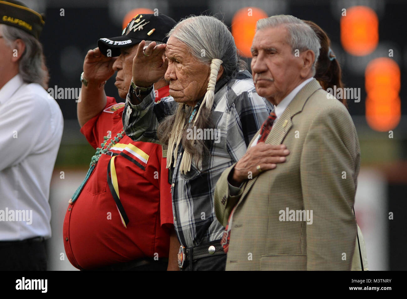 Koreakrieg Native American Veteran Und Schauspieler Herr Saginaw Grant Mitte Zusammen Mit Dem Zweiten Weltkrieg Und Koreakrieg Native American Veteran Und Erste Welle D Day Uberlebender Herr Norman Shay Rechts Und Native American