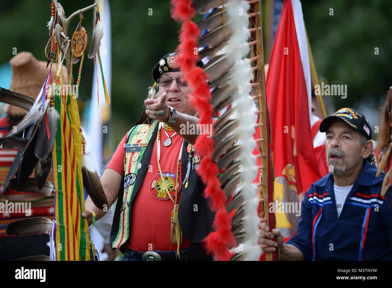 Vietnamkrieg Native American Veteran und Oneida Koordinator für Sicherheit und Gesundheitsschutz, Herrn Daniel König, bereitet sich selbst und andere für die formale Grand Eintrag Zeremonie, während die 2. jährliche nationale Versammlung der Indianischen Veteranen. Die Veranstaltung war an der Cantigny Park in Wheaton, Illinois 19-21 August 2016 gehalten. Die Veranstaltung feierte die lange und stolze Geschichte der Native Americans' Dienst an der United States Military und ehrt alle Veteranen Indianischen Stil. (DoD Foto von Marvin Lynchard) 160820-D-FW 736-015 von DoD News Fotos Stockfoto