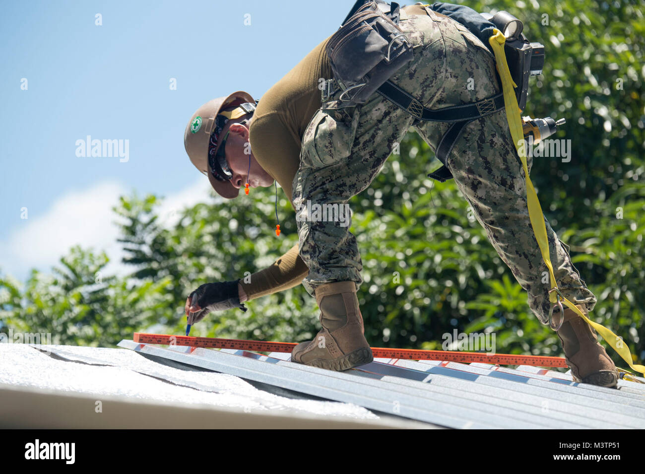 {160824-N-VC 432-142} CONCHAGUA, El Salvador (Aug. 24, 2016) - steelworker zweiter Klasse Moises Vargas, zur Marine Mobile Konstruktion Bataillon 133 (NMCB 133), zugeordneten Maßnahmen und markiert einen metalldächer Panel. NMCB 133 ist in Conchagua, El Salvador den Aufbau einer neuen Community Center als Teil des südlichen Partnerschaft Station 2016 (SPS-16). SPS-16 ist eine jährliche Serie der U.S. Navy Bereitstellungen, die Förderung einer dauerhaften Beziehung mit den Menschen in Mittel- und Südamerika durch Übungen, Aktivitäten und sozialen Zusammenhang Projekte. (U.S. Marine Foto von Mass Communication Specialist 1. Klasse Kimberly Cli Stockfoto