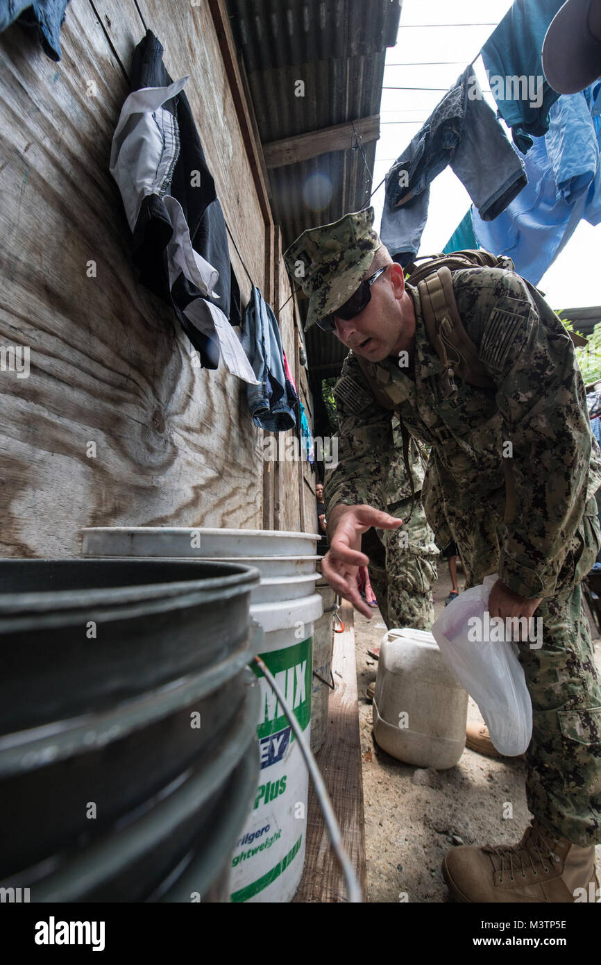 160825-N-CJ 186-0566 San Pedro Sula, Honduras (Aug. 25, 2016) - U.S. Navy lt Christian Johnroe, Environmental Health Officer" für die marine Umwelt vorbeugende Medizin Einheit 2 zugeordnet, kontrolliert eine Reihe von Nicht-Trinkwasser Eimer während der südlichen Partnerschaft Station 2016 (SPS-16). Zur Förderung medizinischer Wasser Abwasserentsorgung SPS-16 Team mit Operation Blessing zusammengeschlossen, um das Wasser zu liefern und montieren - Filtration Systems. SPS-16 ist eine jährliche Serie der U.S. Navy Bereitstellungen konzentrierte sich auf Experten Austausch mit Partner Nation, Militär und Sicherheitskräfte in Zentral- und Südamerika und Stockfoto