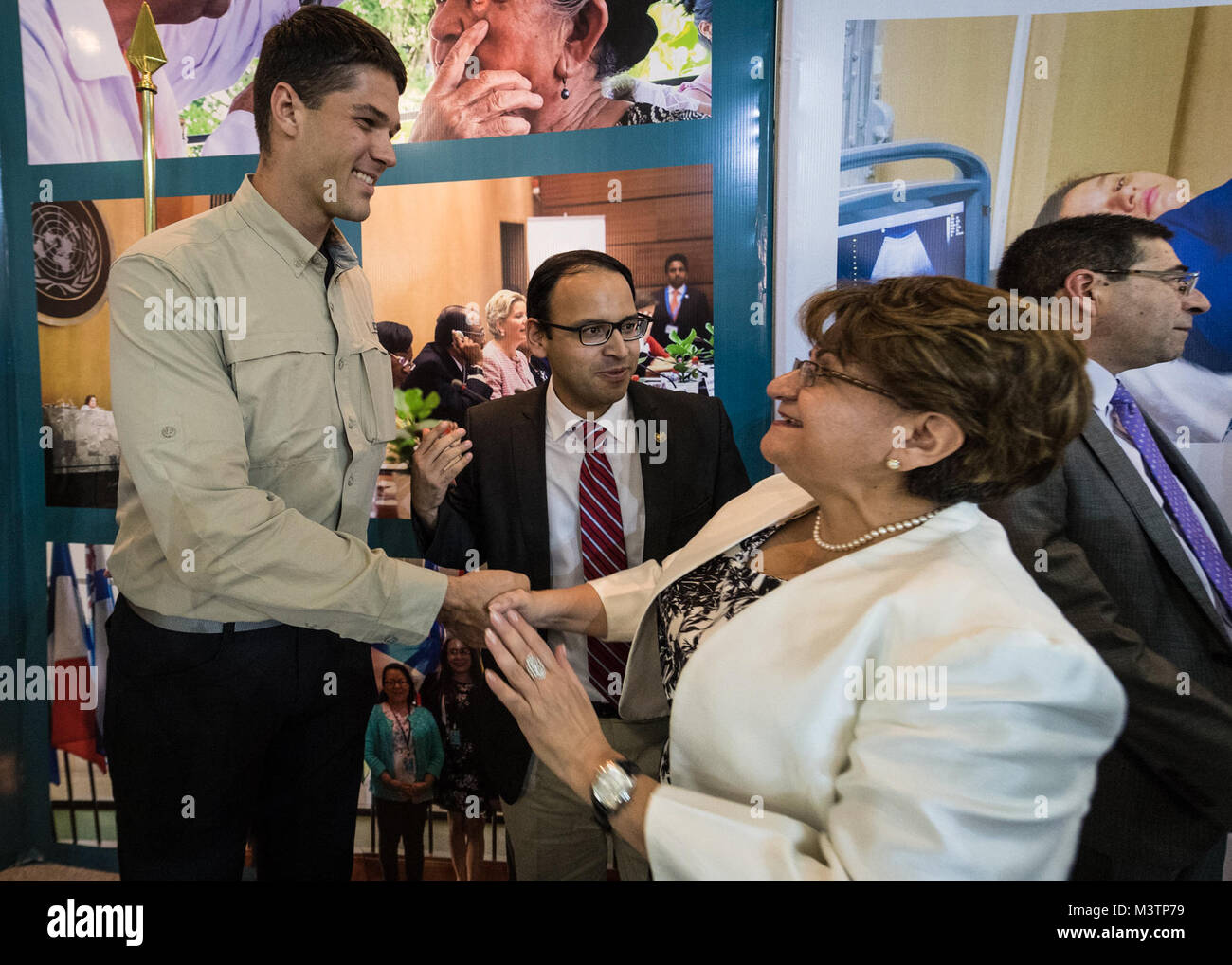 SAN SALVADOR, El Salvador (Aug. 30, 2016) - US Navy Lieutenant Cmdr. Patrick McKenna südlichen Partnerschaft Station 2016 der SPS (16) Medizinische Engagement Team (MET) Führer, spricht mit El Salvador, Minister für Gesundheit, Elvia Violeta Menjivar nach einer Frage-und-Antwort-Seminar. Die medizinischen Engagement Team weiterhin die SPS 16 Mission in El Salvador nach kurzem Abschluss Engagements in Honduras. SPS 16 ist eine jährliche Serie der U.S. Navy Bereitstellungen auf Experte Austausch mit Partner Nation, Militär und Sicherheitskräfte in Zentral- und Südamerika und der Karibik. Us-Militärs Stockfoto