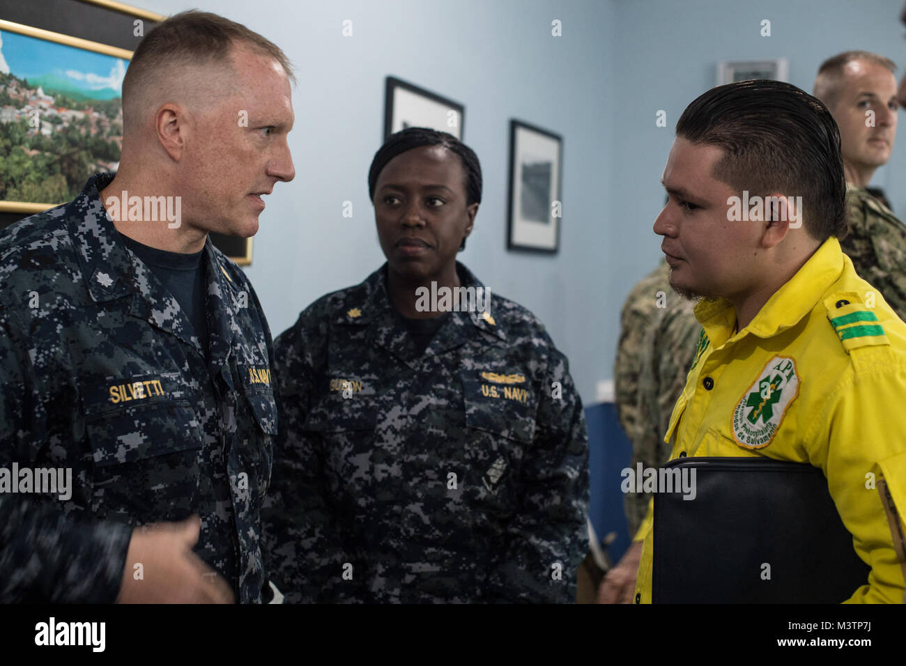 CABANAS, El Salvador (Aug. 31, 2016) - U.S. Navy Cmdr. Tony Silvetti, einem Gynäkologen zu Naval Hospital Camp Lejeune zugeordnet, spricht mit einem El Salvador medizinischer Fachmann über das südliche Partnerschaft Station 2016 der SPS (16) medizinische Mission während eines Treffens im Cabanas Rathaus in El Salvador. Die medizinischen Engagement Team weiterhin die SPS 16 Mission in El Salvador nach kurzem Abschluss Engagements in Honduras. SPS 16 ist eine jährliche Serie der U.S. Navy Bereitstellungen auf Experte Austausch mit Partner Nation, Militär und Sicherheitskräfte in Zentral- und Südamerika konzentriert und Stockfoto