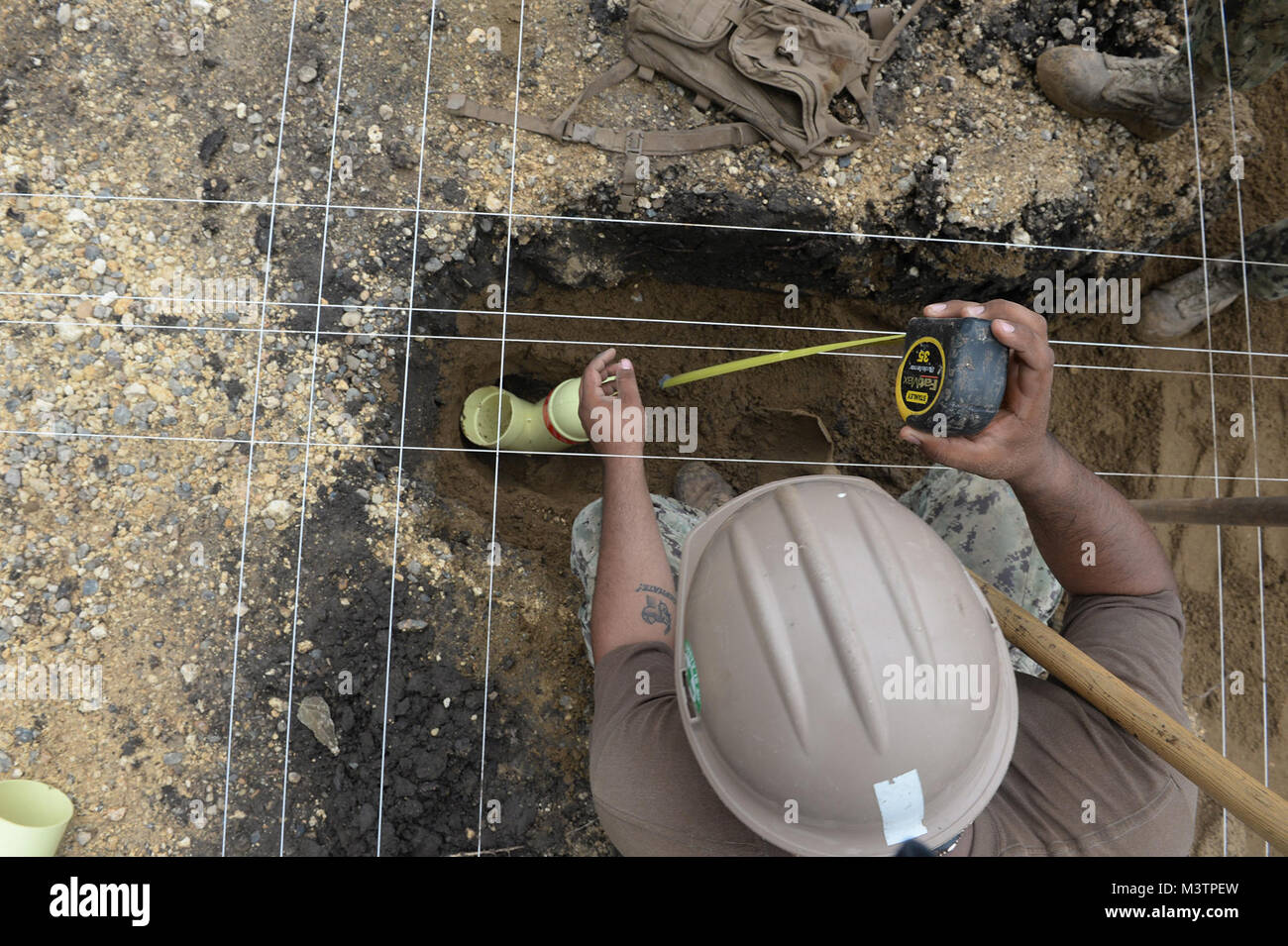 CARTAGENA, KOLUMBIEN (bis 30. 12, 2016) - Dienstprogramme Constructionman Jesus Cedillo, zugeordnet zu den Naval Mobile Konstruktion Bataillon 133 (NMCB 133), überprüft die korrekte Steigung für die Kanalisation, die eine latrine Gebäude dienen zu versichern; die gehören Duschen und Waschbecken sowie Toiletten. NMCB133 ist in Cartagena Bau des neuen Latrine für das Cabildo Indigena Zenu Gemeinschaft, nach Abschluss der Gemeinschaft nicht mehr auf dem Plumpsklo Stil Einrichtungen verlassen. Dies ist nur eines der Projekte NMCB 133 während des Südlichen Partnerschaft Station 2016 gearbeitet hat (SPS 16). SPS 16 ist eine jährliche Ser Stockfoto