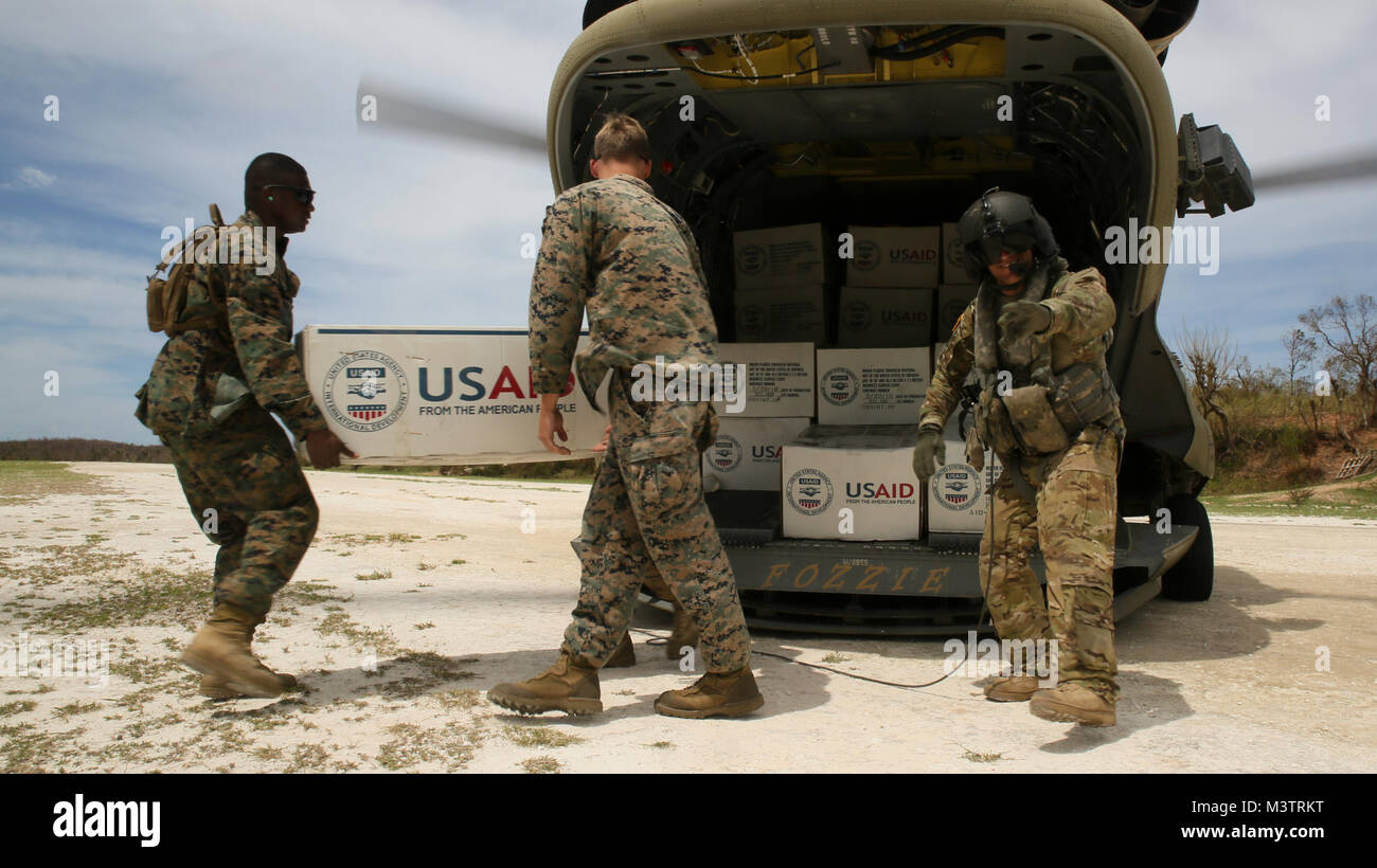 Us-Marines mit speziellen Zweck Marine Air-Ground Task Force-Southern Befehl, zur Unterstützung der Gemeinsamen Task Force Matthew bereitgestellt, aus Last liefert für Einheimische durch den Hurrikan Matthew Jeremie, Haiti, Okt. 9, 2016 betroffen. In der dritte Tag der Lieferung, JTF Matthew gelieferte Sack Reis, Speiseöl und anderen Verbrauchsmaterialien, die CH-53E Super Stallion und CH-47 Chinook Hubschrauber humanitäre Hilfe und Katastrophenhilfe Hilfe in der Nachmahd des Hurrikans Matthäus zur Verfügung zu stellen. (U.S. Marine Corps Foto von Sgt. Ian Ferro/Freigegeben)161009-M-TI 204-562 durch ussouthcom Stockfoto