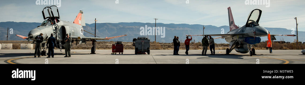 Bodenpersonal der 82nd Aerial Target Squadron Loslösung 1 Führen Sie Wartungsarbeiten an einem QF-4 Phantom, Links, und seine Ersetzung, die QF-16, Holloman AFB, N.M., Dez. 20, 2016. Die letzte Variante der Phantom II, die Primär multi-role Flugzeug der USAF in den 60er und 70er Jahren, war die QF-4 Unmanned Aerial Target durch die 82Nd Holloman AFB geflogen. Die Piloten der 82nd flogen die F-4 zum letzten Mal vor der Pensionierung Zeremonie für storied Flugzeug am Dez. 21, 2016. (U.S. Air Force Foto von J.M. Eddins jr.) 001 161220-F-LW 859-001 Stockfoto