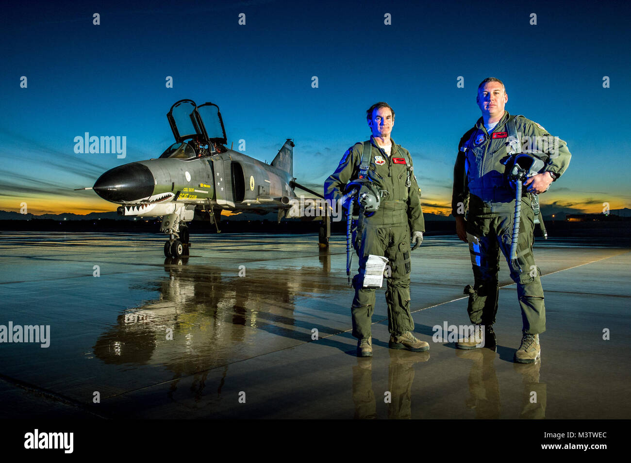 Der letzte aktive-duty Air Force Piloten fliegen, um die McDonnell Douglas F-4 Phantom II, Oberstleutnant Ron 'Elvis' König der 82nd Aerial Target Squadron Loslösung 1, rechts, und Oberstleutnant (Ret) Jim ÒWAMÓ Harkins, führte die endgültige militärische Flug der storied Flugzeuge Holloman AFB, N.M., Dez. 21, 2016. Die F-4 Phantom II der US Air Force bestand im Jahr 1963 und war die erste multi-rolle Flugzeug der USAF in den 60er und 70er Jahren. Die F-4 flog Bombenangriffe, Combat Air Patrol, fighter Escort, Aufklärung und die berühmten Wild Weasel Flugabwehrrakete Unterdrückung Missionen. Die endgültige Varia Stockfoto