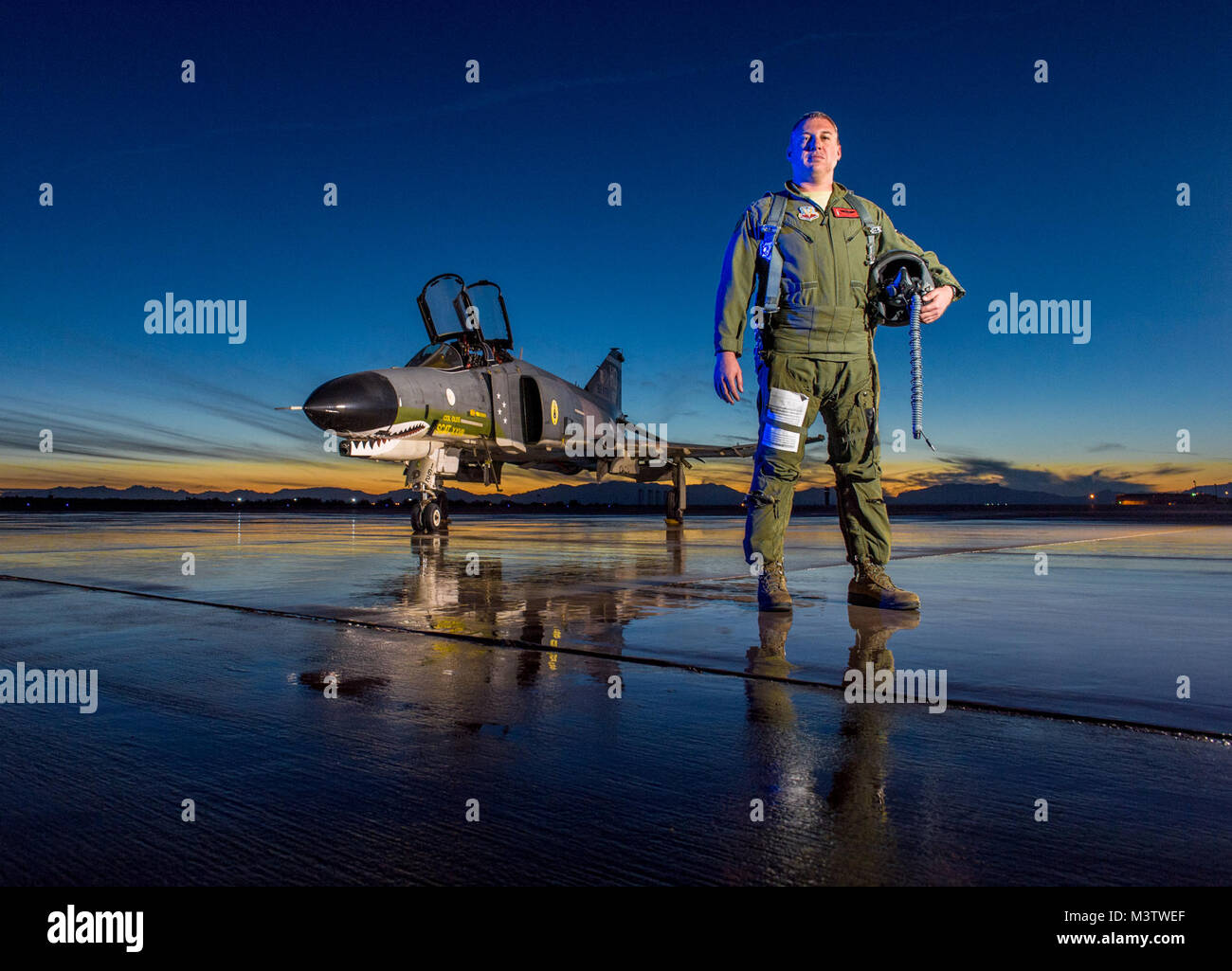 Der letzte aktive-duty Air Force Pilot die McDonnell Douglas F-4 Phantom II, Oberstleutnant Ron 'Elvis' König der 82nd Aerial Target Geschwader zu fliegen führte die endgültige militärische Flug der storied Flugzeuge Holloman AFB, N.M., Dez. 20, 2016. Die F-4 Phantom II der US Air Force bestand im Jahr 1963 und war die erste multi-rolle Flugzeug der USAF in den 60er und 70er Jahren. Die F-4 flog Bombenangriffe, Combat Air Patrol, fighter Escort, Aufklärung und die berühmten Wild Weasel Flugabwehrrakete Unterdrückung Missionen. Die letzte Variante der Phantom II war die QF-4 unmanned aerial Ziele f Stockfoto