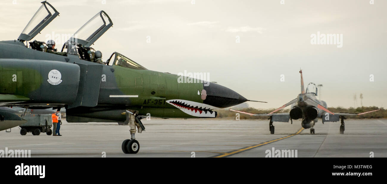 Piloten von 82Nd Aerial Target Squadron Loslösung 1 Led die endgültige militärische Flug der storied F-4 Phantom II auf der Holloman AFB, N.M., Dez. 21, 2016. Die F-4 Phantom II der US Air Force bestand im Jahr 1963 und war die erste multi-rolle Flugzeug der USAF in den 60er und 70er Jahren. Die F-4 flog Bombenangriffe, Combat Air Patrol, fighter Escort, Aufklärung und die berühmten Wild Weasel Flugabwehrrakete Unterdrückung Missionen. Die letzte Variante der Phantom II war die QF-4 unmanned aerial Targets, die von der 82nd Holloman AFB geflogen. (U.S. Air Force Foto von J.M. Eddins Jr.)161221-F-L Stockfoto