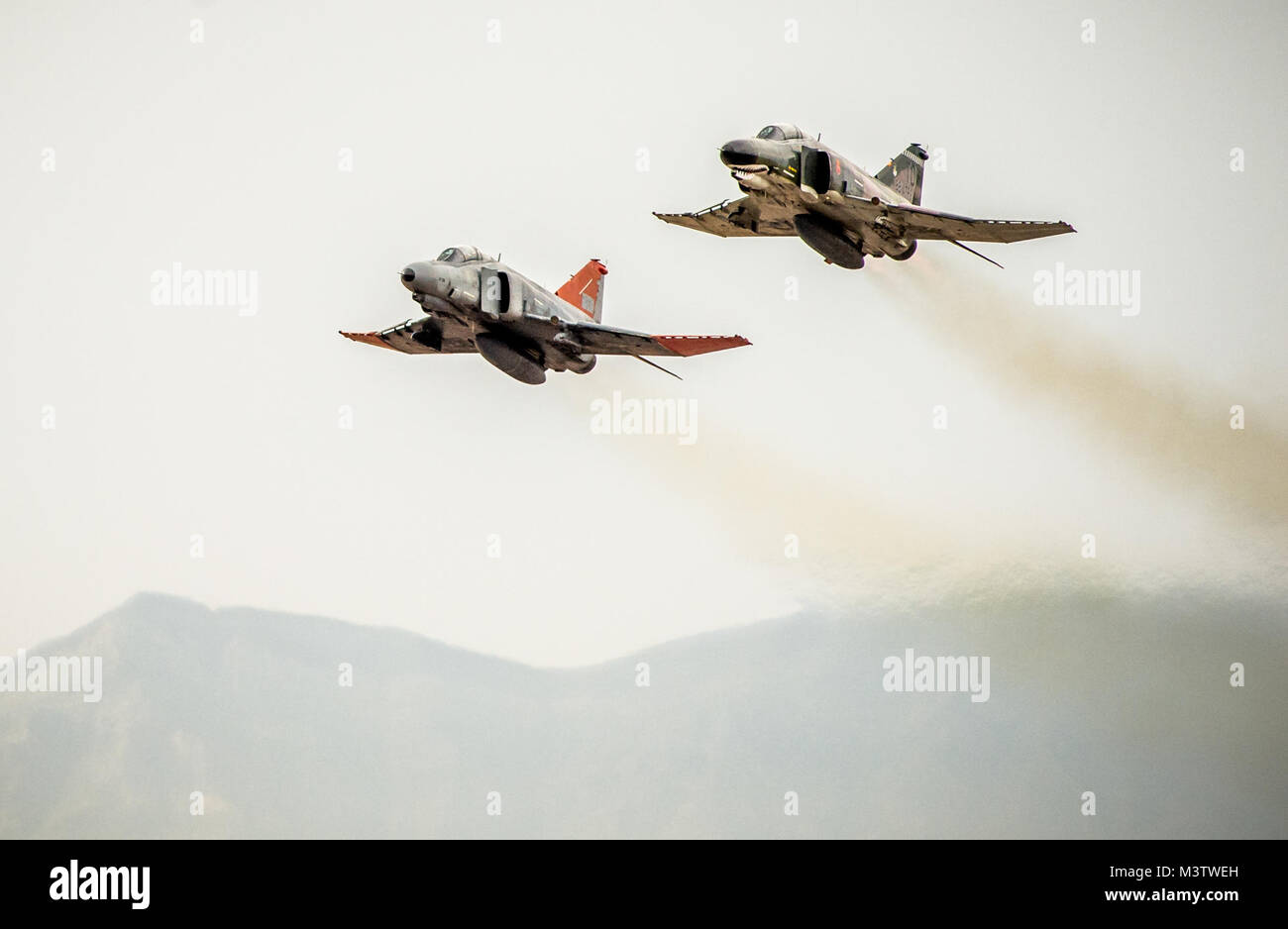 Zwei McDonnell Douglas F-4 Phantom II der 82nd Aerial Target Squadron Loslösung 1 Steak über die flightline während der letzten militärischen Flug der storied Flugzeuge Holloman AFB, N.M., Dez. 21, 2016. Die F-4 Phantom II der US Air Force bestand im Jahr 1963 und war die erste multi-rolle Flugzeug der USAF in den 60er und 70er Jahren. Die F-4 flog Bombenangriffe, Combat Air Patrol, fighter Escort, Aufklärung und die berühmten Wild Weasel Flugabwehrrakete Unterdrückung Missionen. Die letzte Variante der Phantom II war die QF-4 unmanned aerial Targets, die von der 82nd geflogen Holloman Stockfoto