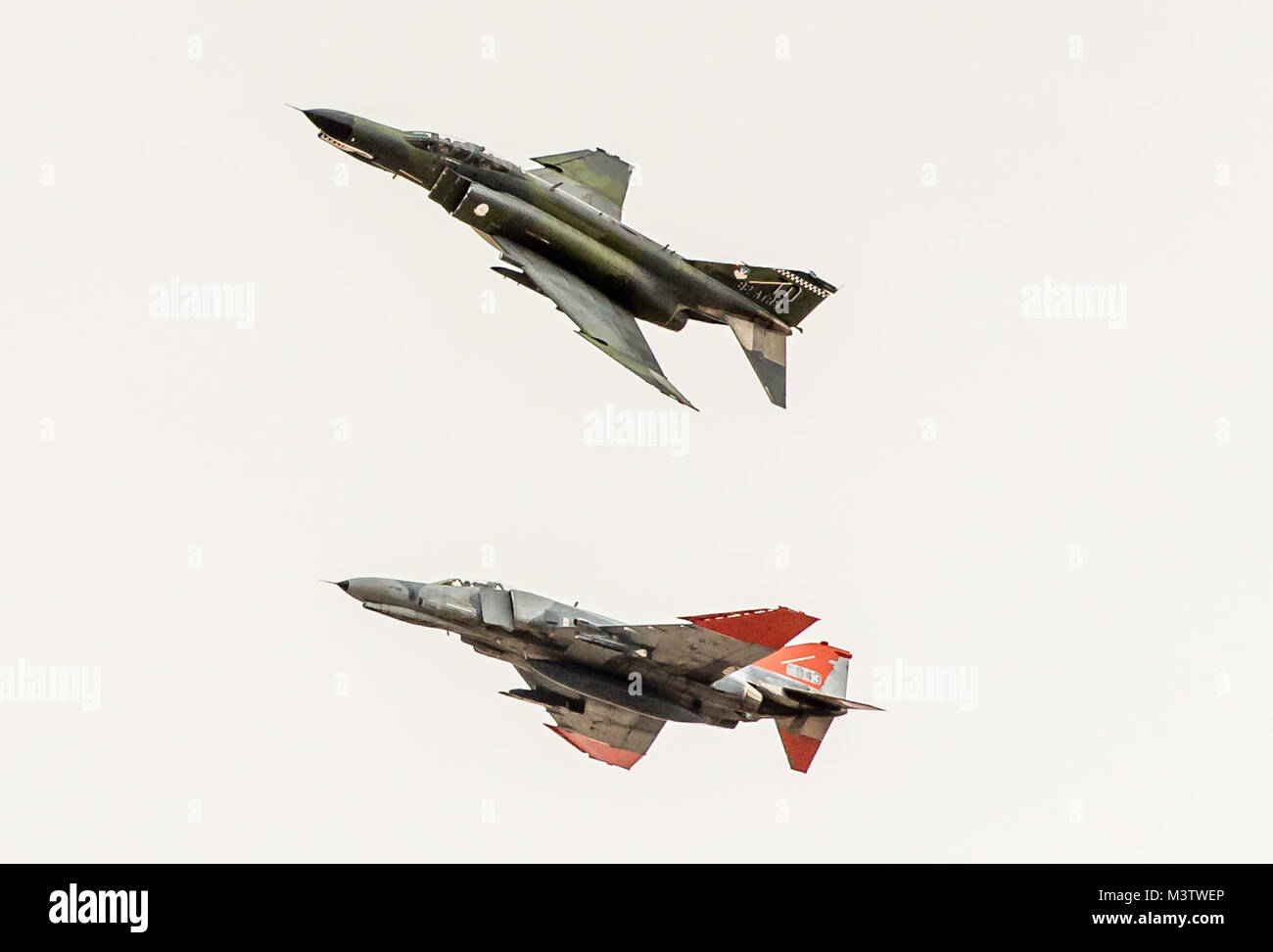 Piloten von 82Nd Aerial Target Squadron Loslösung 1 Led die endgültige militärische Flug der storied F-4 Phantom II auf der Holloman AFB, N.M., Dez. 21, 2016. Die F-4 Phantom II der US Air Force bestand im Jahr 1963 und war die erste multi-rolle Flugzeug der USAF in den 60er und 70er Jahren. Die F-4 flog Bombenangriffe, Combat Air Patrol, fighter Escort, Aufklärung und die berühmten Wild Weasel Flugabwehrrakete Unterdrückung Missionen. Die letzte Variante der Phantom II war die QF-4 unmanned aerial Targets, die von der 82nd Holloman AFB geflogen. (U.S. Air Force Foto von J.M. Eddins Jr.)161221-F-L Stockfoto