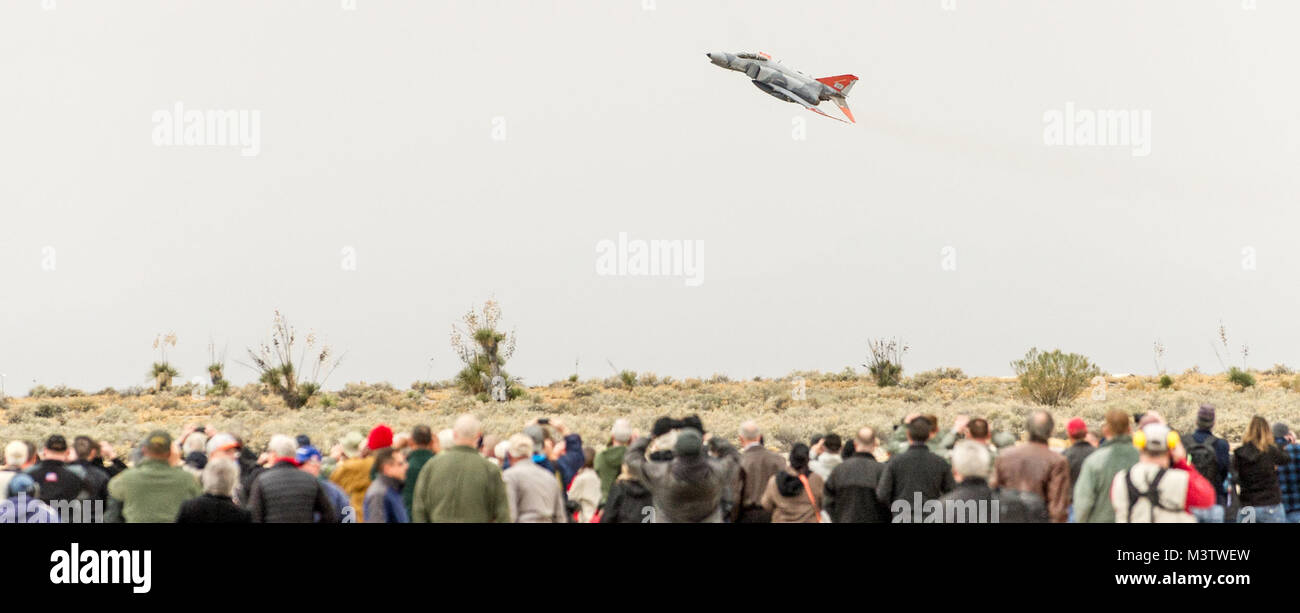 Piloten von 82Nd Aerial Target Squadron Loslösung 1 Led die endgültige militärische Flug der storied F-4 Phantom II auf der Holloman AFB, N.M., Dez. 21, 2016. Die F-4 Phantom II der US Air Force bestand im Jahr 1963 und war die erste multi-rolle Flugzeug der USAF in den 60er und 70er Jahren. Die F-4 flog Bombenangriffe, Combat Air Patrol, fighter Escort, Aufklärung und die berühmten Wild Weasel Flugabwehrrakete Unterdrückung Missionen. Die letzte Variante der Phantom II war die QF-4 unmanned aerial Targets, die von der 82nd Holloman AFB geflogen. (U.S. Air Force Foto von J.M. Eddins Jr.)161221-F-L Stockfoto