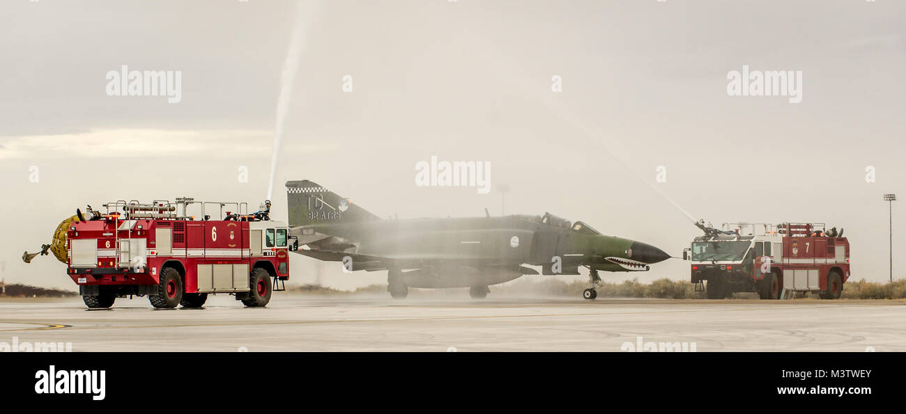 Piloten von 82Nd Aerial Target Squadron Loslösung 1 Rückkehr zur flightiline nach dem letzten militärischen Flug der storied F-4 Phantom II auf der Holloman AFB, N.M., Dez. 21, 2016. Die F-4 Phantom II der US Air Force bestand im Jahr 1963 und war die erste multi-rolle Flugzeug der USAF in den 60er und 70er Jahren. Die F-4 flog Bombenangriffe, Combat Air Patrol, fighter Escort, Aufklärung und die berühmten Wild Weasel Flugabwehrrakete Unterdrückung Missionen. Die letzte Variante der Phantom II war die QF-4 unmanned aerial Targets, die von der 82nd Holloman AFB geflogen. (U.S. Air Force Foto von Stockfoto