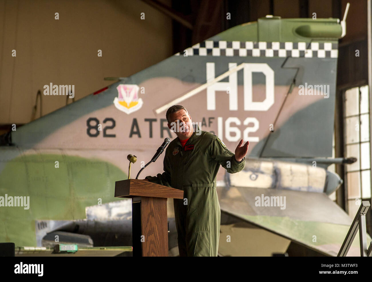 Der letzte aktive-duty Air Force Pilot die McDonnell Douglas F-4 Phantom II, Oberstleutnant Ron 'Elvis' König, Kommandant der 82nd Aerial Target Squadron Loslösung 1 zu fliegen, Macht bei einer Zeremonie in den Ruhestand, nachdem er die endgültige militärische Flug der storied Flugzeuge Holloman AFB, N.M., Dez. 21, 2016 geführt. Die F-4 Phantom II der US Air Force bestand im Jahr 1963 und war die erste multi-rolle Flugzeug der USAF in den 60er und 70er Jahren. Die F-4 flog Bombenangriffe, Combat Air Patrol, fighter Escort, Aufklärung und die berühmten Wild Weasel Flugabwehrrakete Unterdrückung Missionen. T Stockfoto