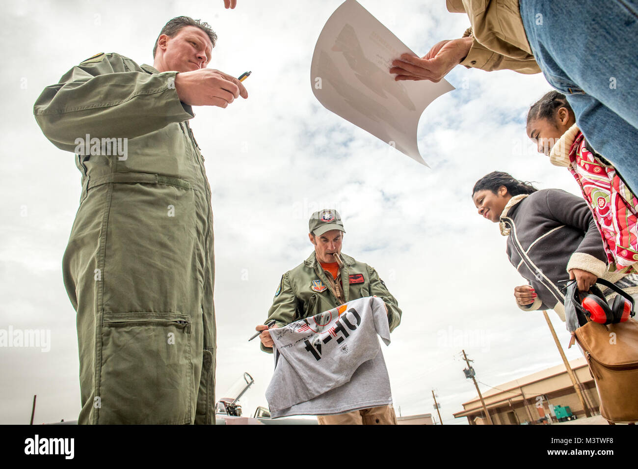 Zivile QF-4e Pilot/Controller Oberstleutnant (Ret) Jim ÒWAMÓ Harkins und Eric 'Rock' Vold zeichen Poster und Shirts für F-4 Fans, nach dem Verlassen der McDonnell Douglas F-4 Phantom II in letzter Zeit auf die endgültige militärische Flug der storied Flugzeuge Holloman AFB, N.M., Dez. 21, 2016. Die letzte Variante der Phantom II war die QF-4 unmanned aerial Targets, die von der 82nd Aerial Target Squadron Loslösung 1 Holloman AFB geflogen. Die zeremoniellen Flug wurde Harkins zuletzt in einem Cockpit für DoD; er wird jetzt als Controller für den Austausch des QF-4 dienen, die QF-16. Die F-4 Phantom II in die U Stockfoto