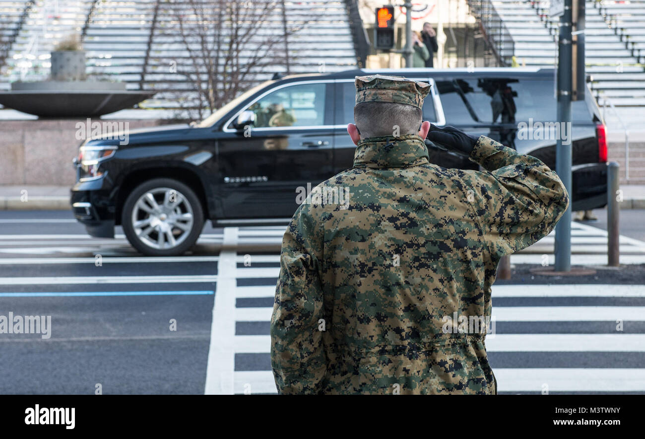 Us Marine in der Straße cordon begrüßt die ankommenden Präsidenten während das Verteidigungsministerium 58 Präsidentschafts-einweihung Generalprobe in Washington, D.C., Jan. 15, 2017. Mehr als 5.000 militärischen Mitgliedern aus über alle Niederlassungen der Streitkräfte der Vereinigten Staaten, einschließlich der Reserve und der National Guard Komponenten, sofern zeremoniellen Unterstützung und Verteidigung Unterstützung der zivilen Behörden bei der Eröffnungs-Periode. (U.S. Air Force Foto/Master Sgt. Brian Ferguson) 170115-F-BP 133-027.JPG durch AirmanMagazine Stockfoto