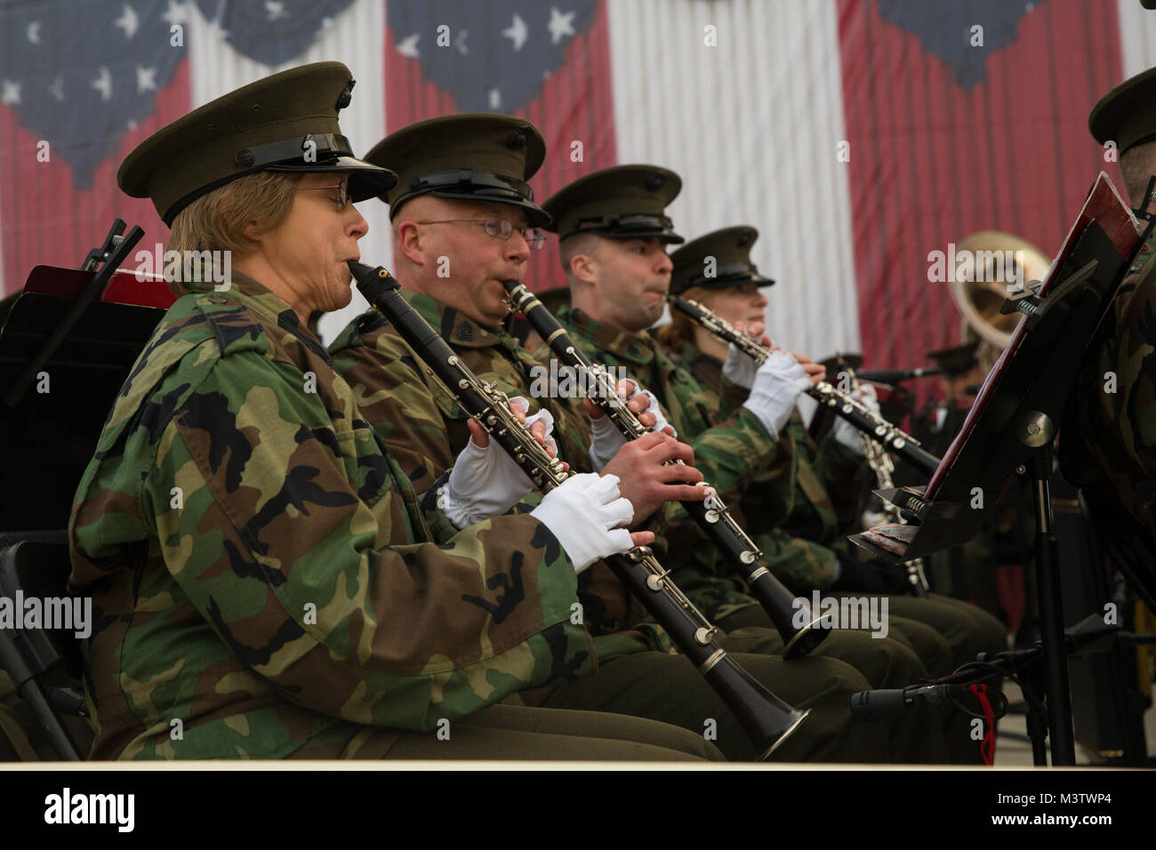Mitglieder mit dem US Marine Corps Band spielen der Klarinette während das Verteidigungsministerium Generalprobe für die 58Th Presidential Eröffnungsfeier, in Washington D.C., Jan. 15, 2017. Mehr als 5.000 militärischen Mitgliedern aus über alle Niederlassungen der Streitkräfte der Vereinigten Staaten, einschließlich der Reserve und der National Guard Komponenten, sofern zeremoniellen Unterstützung und Verteidigung Unterstützung der zivilen Behörden bei der Eröffnungs-Periode. (DoD Foto von US Marine Corps Lance Cpl. Cristian L. Ricardo) 170115-D-BP 749-0301 durch AirmanMagazine Stockfoto