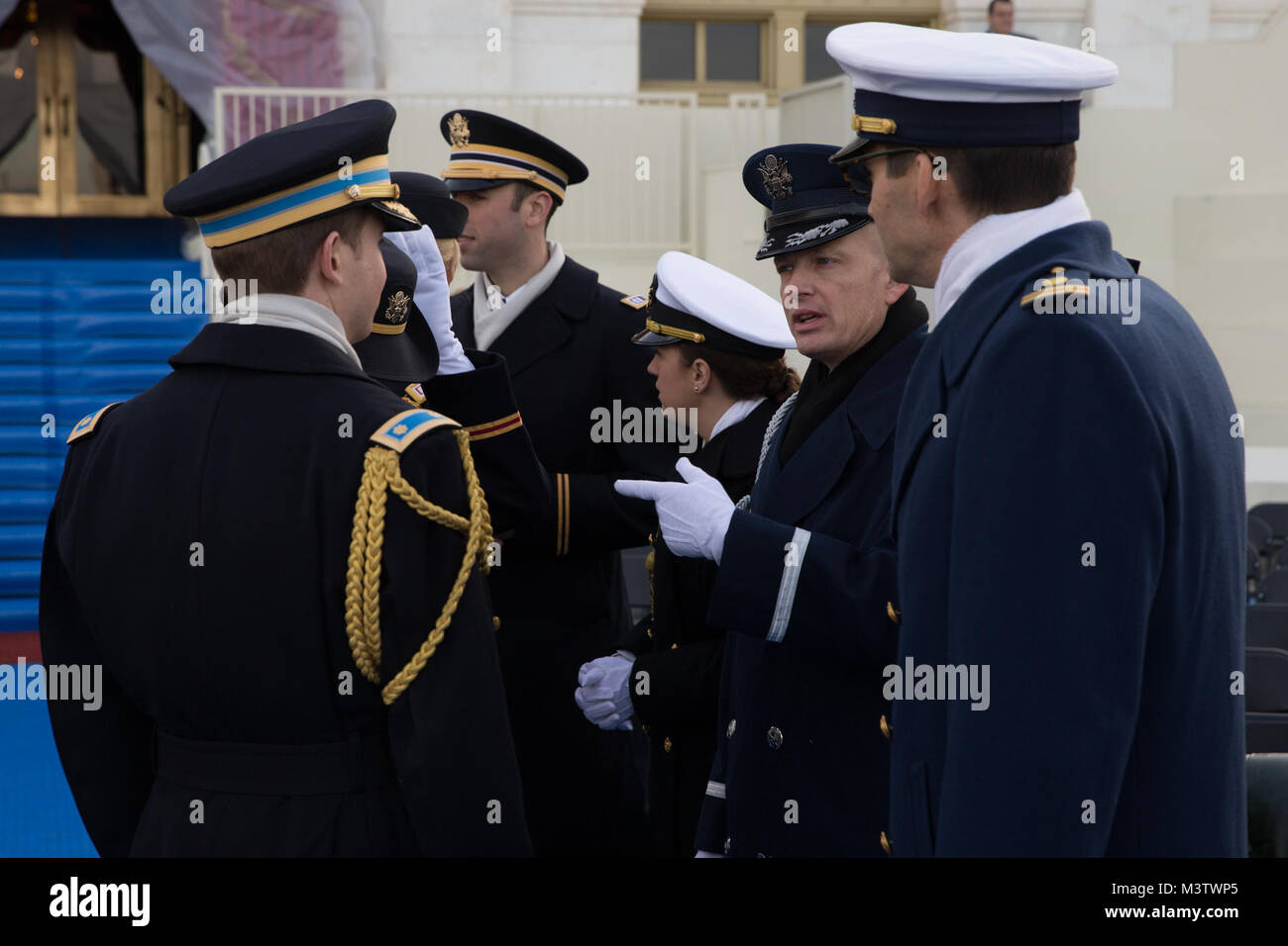 Us-Militär Mitglieder als Saaldiener während das Verteidigungsministerium Generalprobe für die 58Th Presidential Eröffnungsfeier, in Washington D.C., Jan. 15, 2017. Mehr als 5.000 militärischen Mitgliedern aus über alle Niederlassungen der Streitkräfte der Vereinigten Staaten, einschließlich der Reserve und der National Guard Komponenten, sofern zeremoniellen Unterstützung und Verteidigung Unterstützung der zivilen Behörden bei der Eröffnungs-Periode. (DoD Foto von US Marine Corps Lance Cpl. Cristian L. Ricardo) 170115-D-BP 749-0322 durch AirmanMagazine Stockfoto