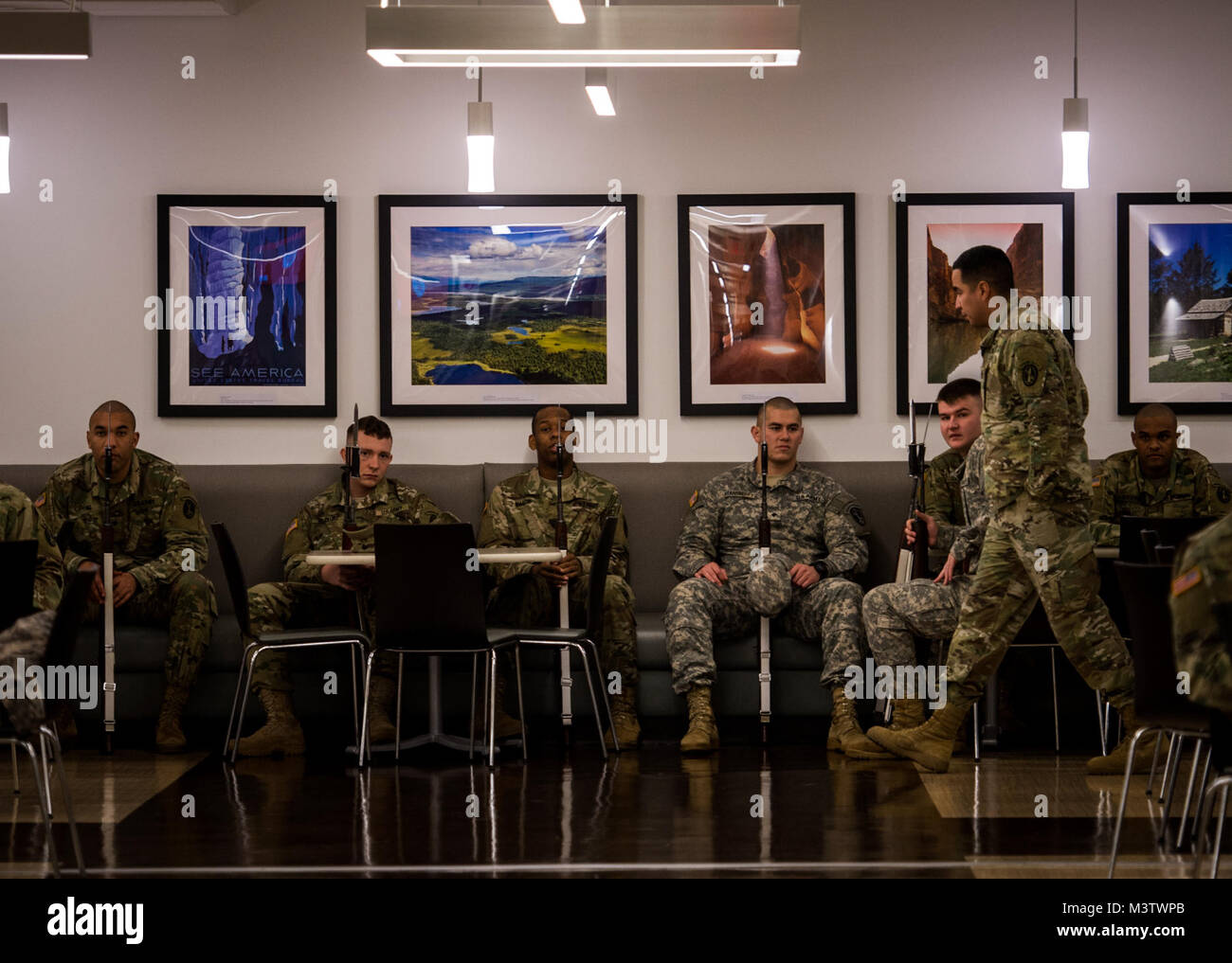 Us-Armee Soldaten mit der US-Armee Ehrengarde vor dem Verteidigungsministerium 58th Presidential Inauguration Dress Rehearsal in Washington, D.C., Jan. 15, 2017 entspannen. Mehr als 5.000 militärischen Mitgliedern aus über alle Niederlassungen der Streitkräfte der Vereinigten Staaten, einschließlich der Reserve und der National Guard Komponenten, sofern zeremoniellen Unterstützung und Verteidigung Unterstützung der zivilen Behörden bei der Eröffnungs-Periode. (DoD Foto von US Air Force Staff Sgt. Marianique Santos) 170115-D-NA 975-0077 durch AirmanMagazine Stockfoto