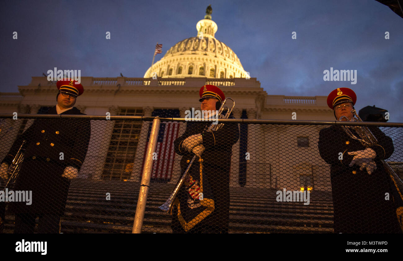 Us-Armee Soldaten mit der US-Armee Herald Trompeten warten, während das Verteidigungsministerium 58 Präsidentschafts-einweihung Generalprobe in Washington, D.C., 15.01.2017, durchzuführen. Mehr als 5.000 militärischen Mitgliedern aus über alle Niederlassungen der Streitkräfte der Vereinigten Staaten, einschließlich der Reserve und der National Guard Komponenten, sofern zeremoniellen Unterstützung und Verteidigung Unterstützung der zivilen Behörden bei der Eröffnungs-Periode. (DoD Foto von US Air Force Staff Sgt. Marianique Santos) 170115-D-NA 975-0136 durch AirmanMagazine Stockfoto