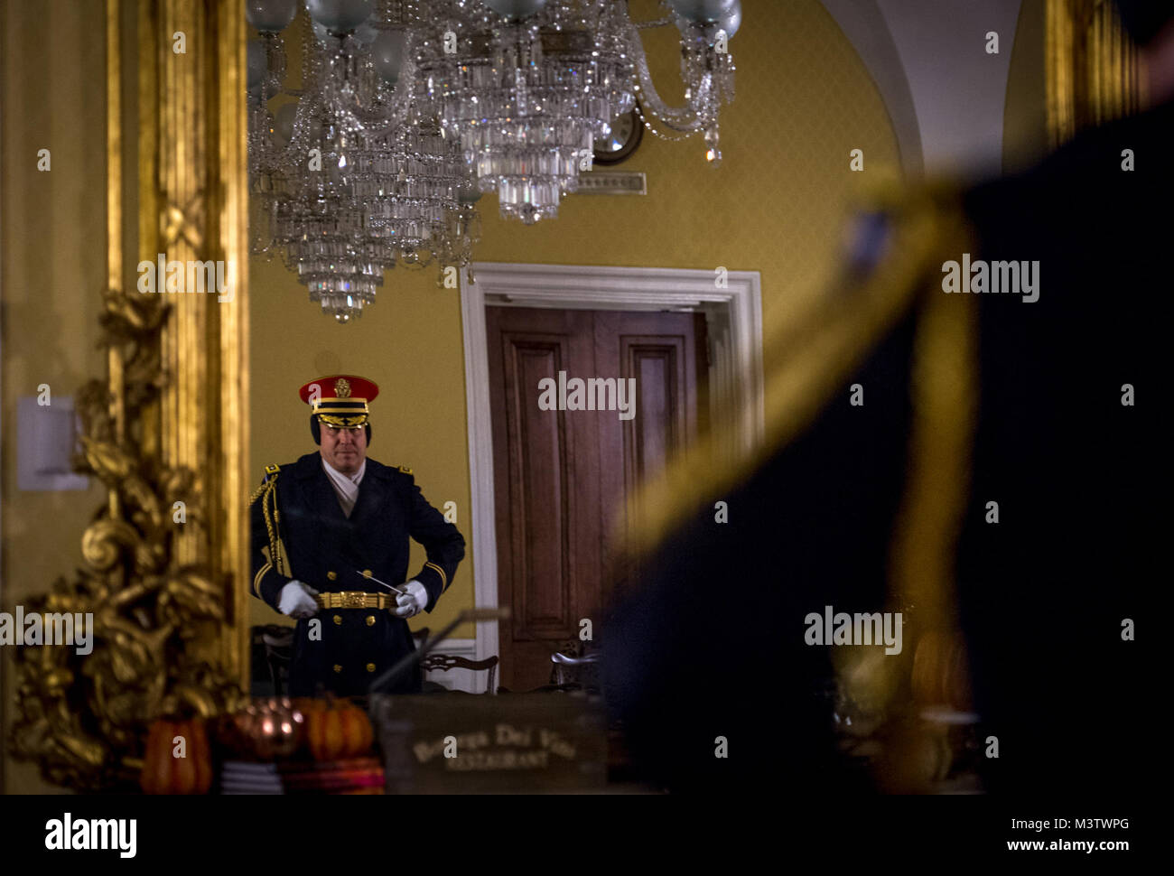 Us-Armee Oberstleutnant Derrick Shaw, Direktor der US-Armee Herald Trompeten, fixes seine Uniform, bevor eine Leistung während das Verteidigungsministerium 58 Präsidentschafts-einweihung Generalprobe in Washington, D.C., Jan. 15, 2017. Mehr als 5.000 militärischen Mitgliedern aus über alle Niederlassungen der Streitkräfte der Vereinigten Staaten, einschließlich der Reserve und der National Guard Komponenten, sofern zeremoniellen Unterstützung und Verteidigung Unterstützung der zivilen Behörden bei der Eröffnungs-Periode. (DoD Foto von US Air Force Staff Sgt. Marianique Santos) 170115-D-NA 975-0220 durch AirmanMagazine Stockfoto