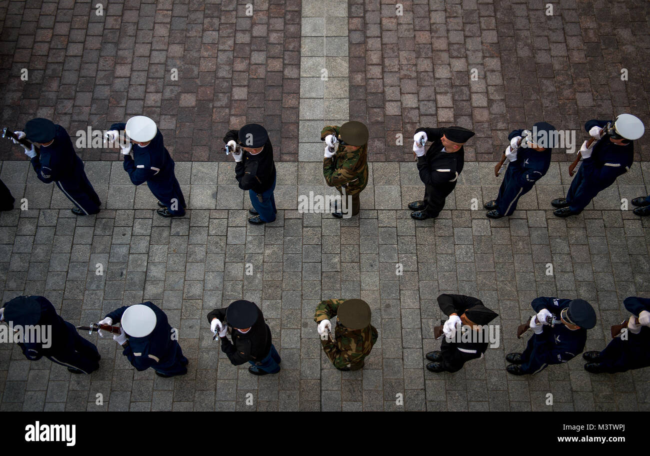Einen gemeinsamen Dienst Ehrengarde cordon bereitet während das Verteidigungsministerium 58 Präsidentschafts-einweihung Generalprobe in Washington, D.C., Jan. 15, 2017 bis März. Mehr als 5.000 militärischen Mitgliedern aus über alle Niederlassungen der Streitkräfte der Vereinigten Staaten, einschließlich der Reserve und der National Guard Komponenten, sofern zeremoniellen Unterstützung und Verteidigung Unterstützung der zivilen Behörden bei der Eröffnungs-Periode. (DoD Foto von US Air Force Staff Sgt. Marianique Santos) 170115-D-NA 975-0271 durch AirmanMagazine Stockfoto