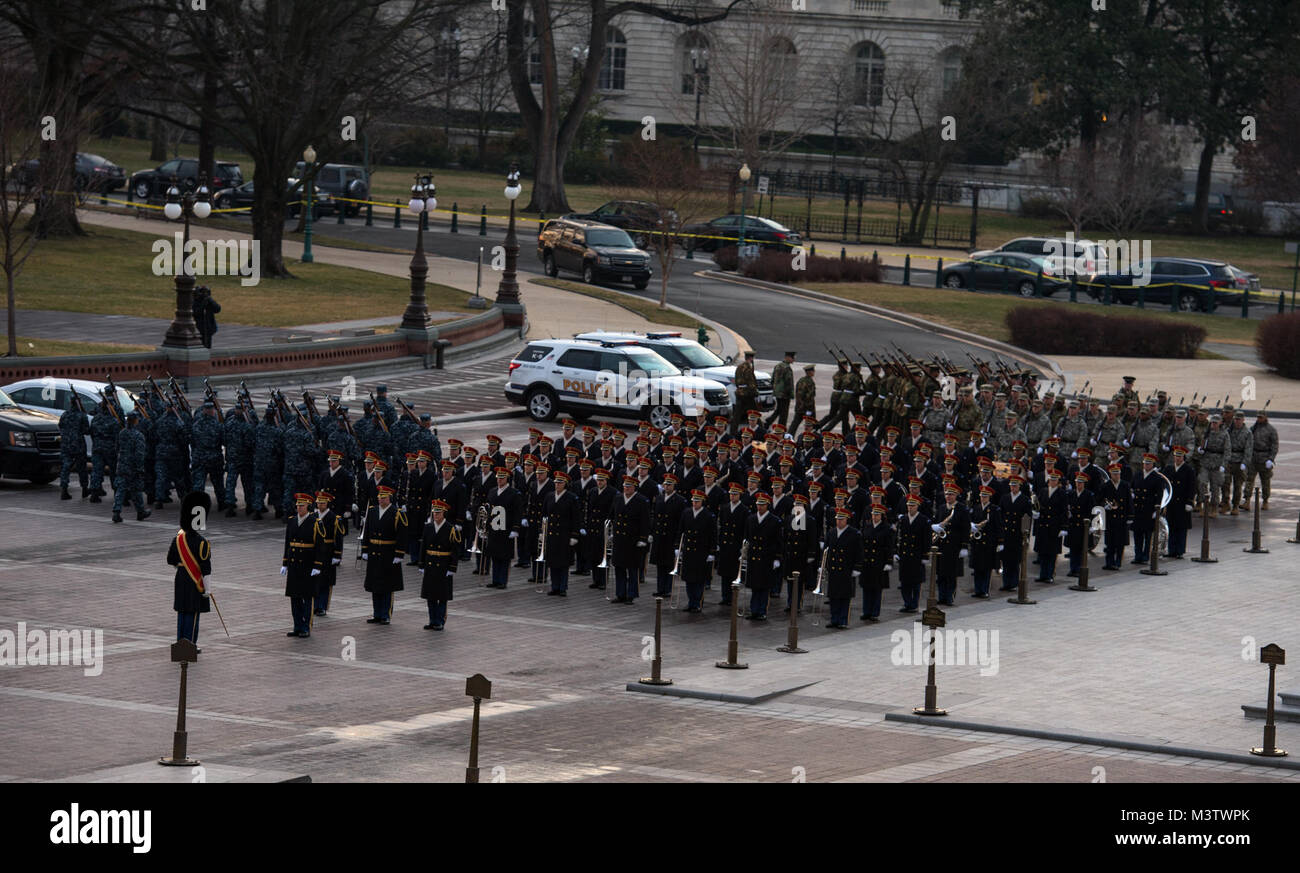 Die Presidential escort Praktiken, ihre Routine während das Verteidigungsministerium 58 Präsidentschafts-einweihung Generalprobe in Washington, D.C., Jan. 15, 2017. Mehr als 5.000 militärischen Mitgliedern aus über alle Niederlassungen der Streitkräfte der Vereinigten Staaten, einschließlich der Reserve und der National Guard Komponenten, sofern zeremoniellen Unterstützung und Verteidigung Unterstützung der zivilen Behörden bei der Eröffnungs-Periode. (DoD Foto von US Air Force Staff Sgt. Marianique Santos) 170115-D-NA 975-0367 durch AirmanMagazine Stockfoto
