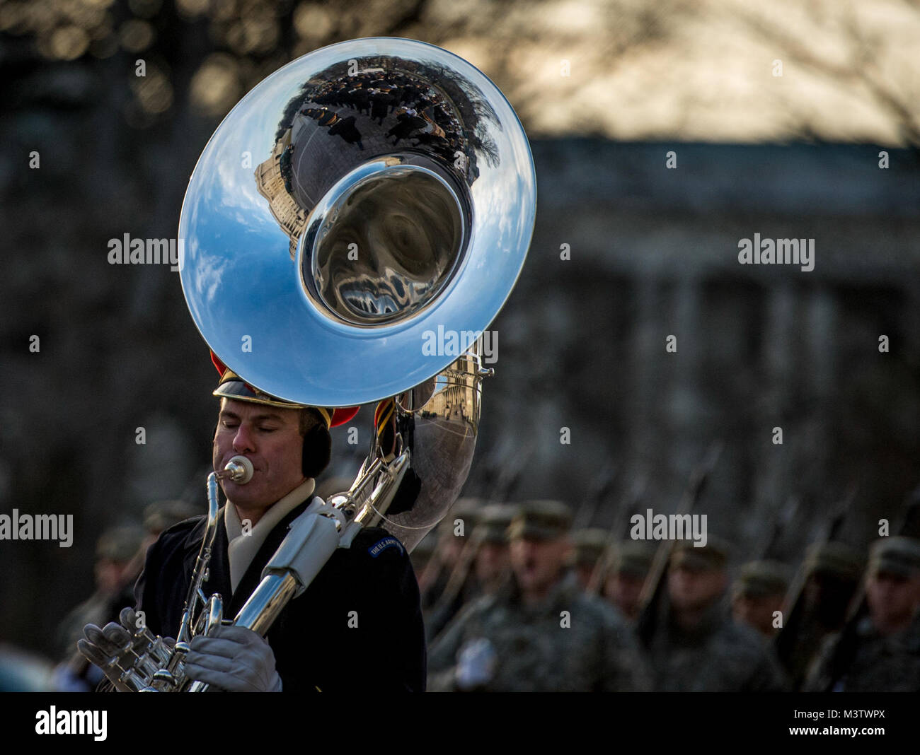 Ein U.S. Army Band Mitglied spielt sein Instrument während der Pass und Überprüfung der Abteilung für Verteidigung 58 Präsidentschafts-einweihung Generalprobe in Washington, D.C., Jan. 15, 2017. Mehr als 5.000 militärischen Mitgliedern aus über alle Niederlassungen der Streitkräfte der Vereinigten Staaten, einschließlich der Reserve und der National Guard Komponenten, sofern zeremoniellen Unterstützung und Verteidigung Unterstützung der zivilen Behörden bei der Eröffnungs-Periode. (DoD Foto von US Air Force Staff Sgt. Marianique Santos) 170115-D-NA 975-0627 durch AirmanMagazine Stockfoto