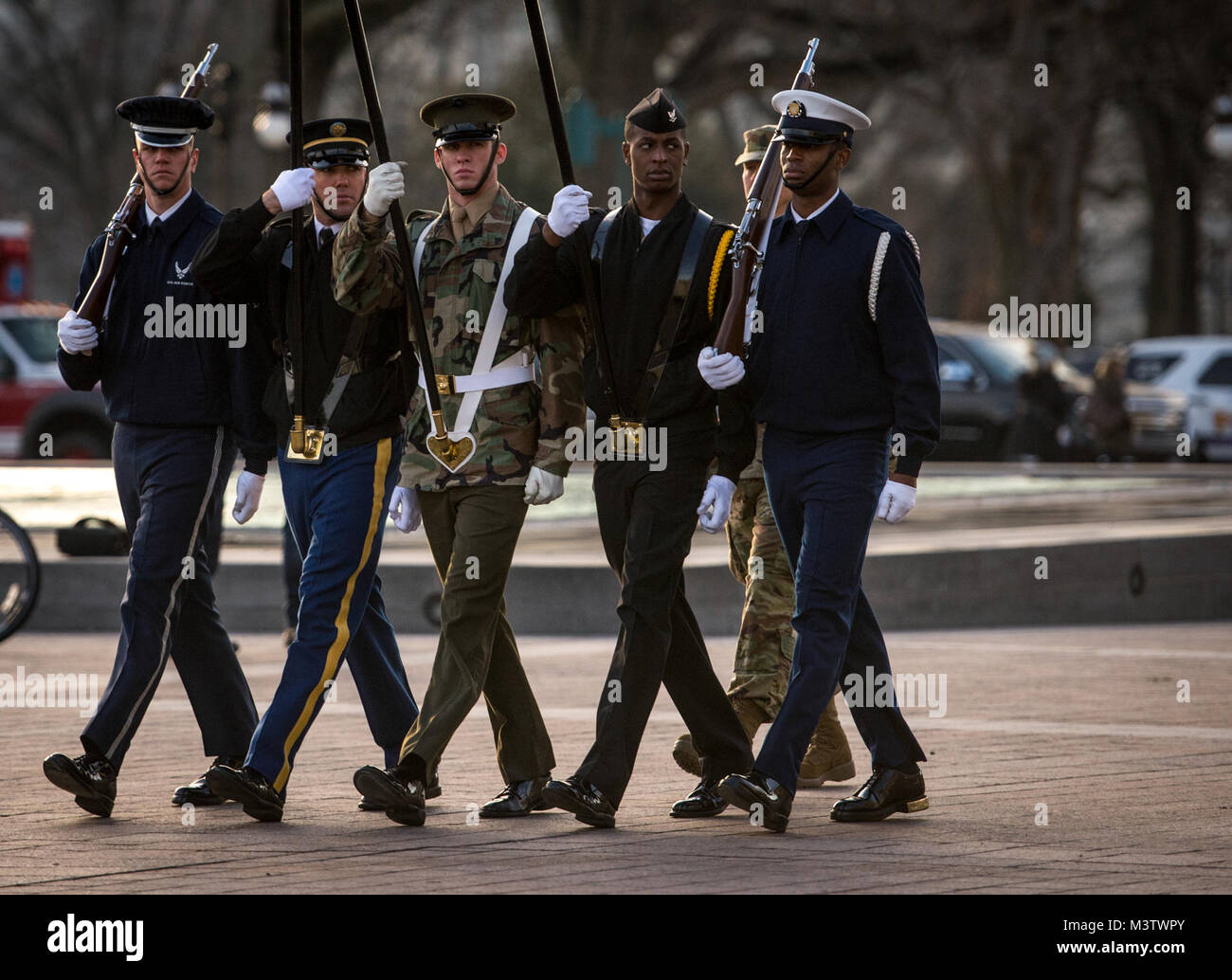 Ein gemeinsamer Service Color Guard präsentieren die Farben vor dem Kapitol Gebäude während das Verteidigungsministerium 58 Präsidentschafts-einweihung Generalprobe in Washington, D.C., Jan. 15, 2017. Mehr als 5.000 militärischen Mitgliedern aus über alle Niederlassungen der Streitkräfte der Vereinigten Staaten, einschließlich der Reserve und der National Guard Komponenten, sofern zeremoniellen Unterstützung und Verteidigung Unterstützung der zivilen Behörden bei der Eröffnungs-Periode. (DoD Foto von US Air Force Staff Sgt. Marianique Santos) 170115-D-NA 975-0633 durch AirmanMagazine Stockfoto