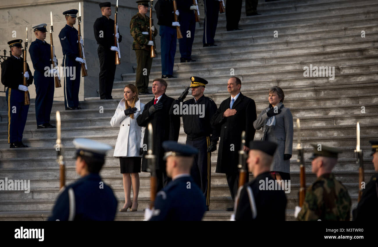 Us-Armee Generalmajor Bradley A. Becker, Kommandeur der Joint Force Headquarters - National Capital Region, und die U.S. Army Band Mitglieder stehen für den Präsidenten, Vice President-elect und ihre Gatten respektieren die Flagge während das Verteidigungsministerium 58 Präsidentschafts-einweihung Generalprobe respektieren die Flagge in Washington, D.C., Jan. 15, 2017. Mehr als 5.000 militärischen Mitgliedern aus über alle Niederlassungen der Streitkräfte der Vereinigten Staaten, einschließlich der Reserve und der National Guard Komponenten, sofern zeremoniellen Unterstützung und Verteidigung Unterstützung der zivilen Behörden bei der Stockfoto