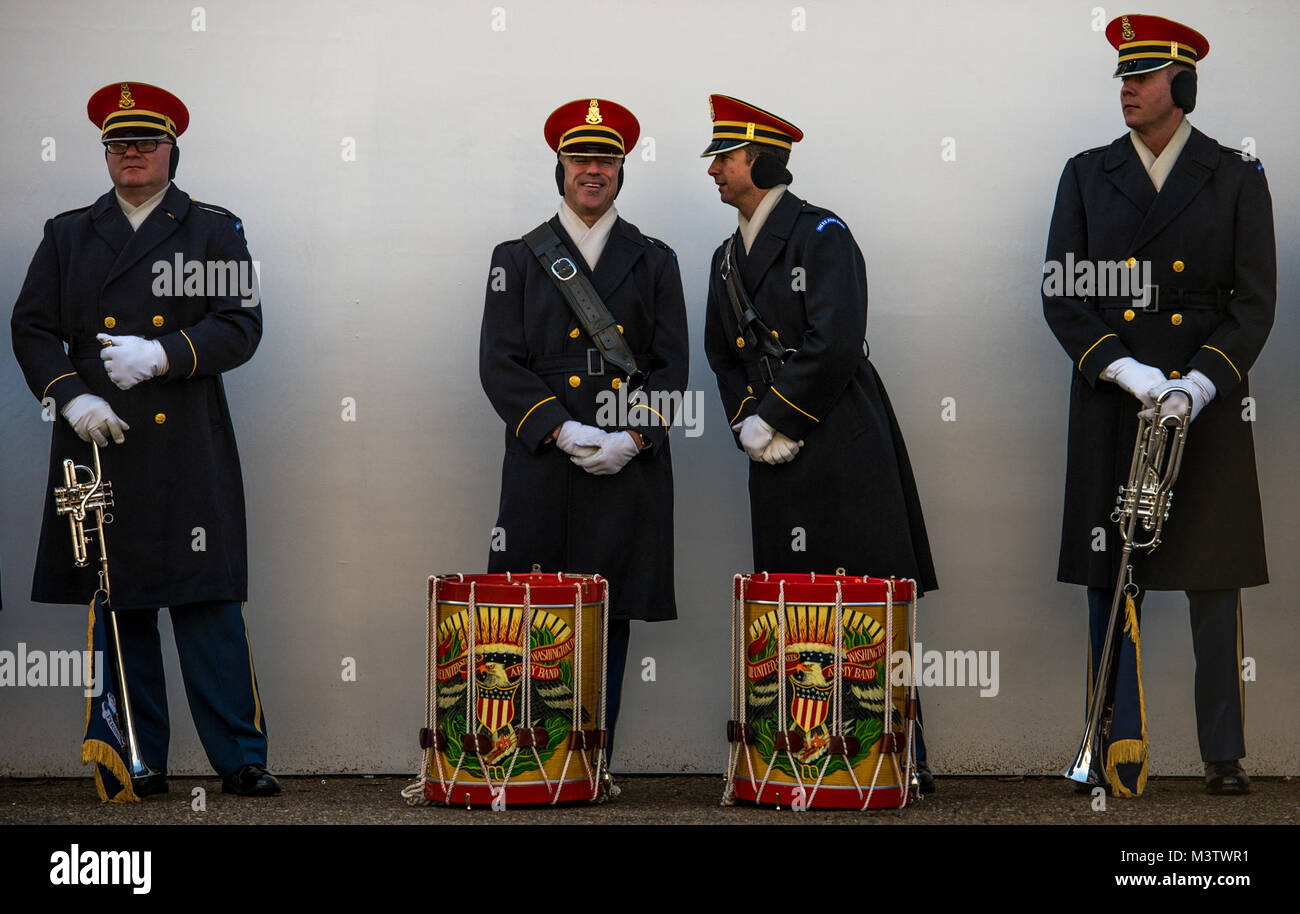 Us-Soldaten mit der U.S. Army Band zwischen Leistungen während das Verteidigungsministerium 58 Präsidentschafts-einweihung Generalprobe in Washington, D.C., Jan. 15, 2017 entspannen. Mehr als 5.000 militärischen Mitgliedern aus über alle Niederlassungen der Streitkräfte der Vereinigten Staaten, einschließlich der Reserve und der National Guard Komponenten, sofern zeremoniellen Unterstützung und Verteidigung Unterstützung der zivilen Behörden bei der Eröffnungs-Periode. (DoD Foto von US Air Force Staff Sgt. Marianique Santos) 170115-D-NA 975-0701 durch AirmanMagazine Stockfoto