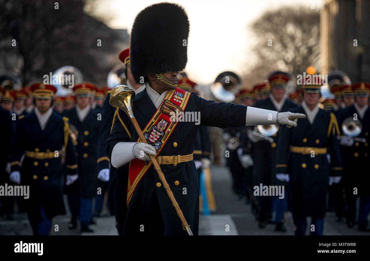 Der Tambourmajor führt die US-Army Band, "Pershing der Eigenen", während das Verteidigungsministerium 58 Präsidentschafts-einweihung Generalprobe in Washington, D.C., Jan. 15, 2017. Mehr als 5.000 militärischen Mitgliedern aus über alle Niederlassungen der Streitkräfte der Vereinigten Staaten, einschließlich der Reserve und der National Guard Komponenten, sofern zeremoniellen Unterstützung und Verteidigung Unterstützung der zivilen Behörden bei der Eröffnungs-Periode. (DoD Foto von US Air Force Staff Sgt. Marianique Santos) 170115-D-NA 975-0730 durch AirmanMagazine Stockfoto