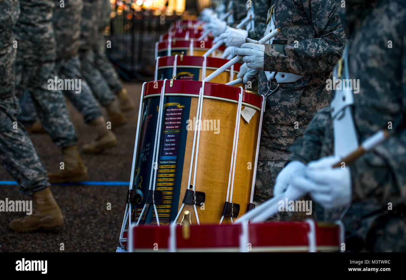 Us-Armee Soldaten des 3. US-Infanterie Regiment "der alten Garde", Fife und Drum Corps, beteiligen sich an der Abteilung für Verteidigung 58 Präsidentschafts-einweihung Generalprobe in Washington, D.C., Jan. 15, 2017. Mehr als 5.000 militärischen Mitgliedern aus über alle Niederlassungen der Streitkräfte der Vereinigten Staaten, einschließlich der Reserve und der National Guard Komponenten, sofern zeremoniellen Unterstützung und Verteidigung Unterstützung der zivilen Behörden bei der Eröffnungs-Periode. (DoD Foto von US Air Force Staff Sgt. Marianique Santos) 170115-D-NA 975-0757 durch AirmanMagazine Stockfoto