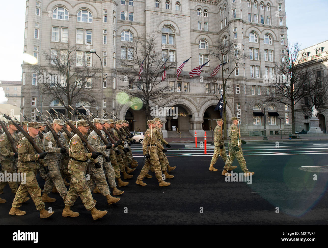 Mitglieder der US-Armee März im Verteidigungsministerium Generalprobe für die 58 Präsidenten Amtseinführung in Washington, D.C., 15. Januar 2017. Mehr als 5.000 militärischen Mitgliedern aus über alle Niederlassungen der Streitkräfte der Vereinigten Staaten, einschließlich der Reserve und der National Guard Komponenten, sofern zeremoniellen Unterstützung und Verteidigung Unterstützung der zivilen Behörden bei der Eröffnungs-Periode. (U.S. Air Force Foto/Master Sgt. Brian Ferguson) 170115-F-BP 133-184.JPG durch AirmanMagazine Stockfoto