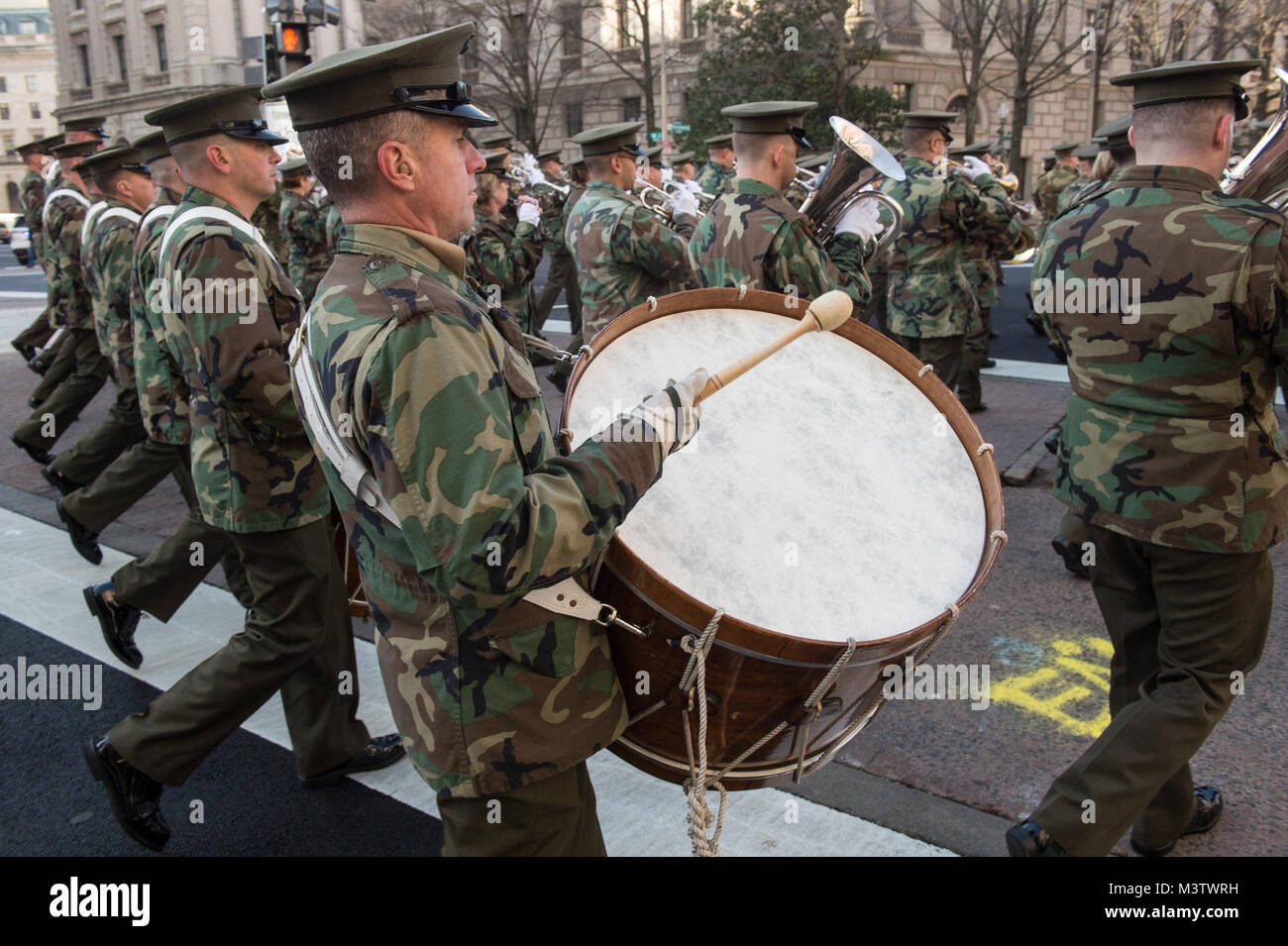Mitglieder des U.S. Marine Corps Band März im Verteidigungsministerium Generalprobe für die 58 Präsidenten Amtseinführung in Washington, D.C., 15. Januar 2017. Mehr als 5.000 militärischen Mitgliedern aus über alle Niederlassungen der Streitkräfte der Vereinigten Staaten, einschließlich der Reserve und der National Guard Komponenten, sofern zeremoniellen Unterstützung und Verteidigung Unterstützung der zivilen Behörden bei der Eröffnungs-Periode. (U.S. Air Force Foto/Master Sgt. Brian Ferguson) 170115-F-BP 133-218.JPG durch AirmanMagazine Stockfoto
