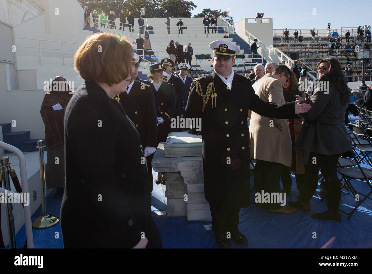 Ein U.S. Navy Sailor fungiert als Pförtner im Verteidigungsministerium Generalprobe für die 58Th Presidential Eröffnungsfeier, in Washington D.C., Jan. 15, 2017. Mehr als 5.000 militärischen Mitgliedern aus über alle Niederlassungen der Streitkräfte der Vereinigten Staaten, einschließlich der Reserve und der National Guard Komponenten, sofern zeremoniellen Unterstützung und Verteidigung Unterstützung der zivilen Behörden bei der Eröffnungs-Periode. (DoD Foto von US Marine Corps Lance Cpl. Cristian L. Ricardo) 170115-D-BP 749-0052 durch AirmanMagazine Stockfoto