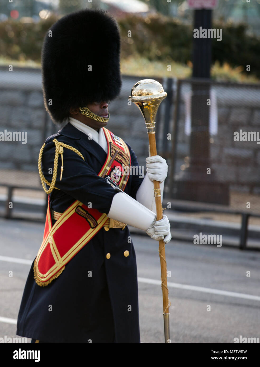 Der tambourmajor an die US-Army Band, Pershing der eigenen angebracht, Märsche im Verteidigungsministerium Generalprobe für die 58 Präsidenten Amtseinführung in Washington, D.C., 15. Januar 2017. Mehr als 5.000 militärischen Mitgliedern aus über alle Niederlassungen der Streitkräfte der Vereinigten Staaten, einschließlich der Reserve und der National Guard Komponenten, sofern zeremoniellen Unterstützung und Verteidigung Unterstützung der zivilen Behörden bei der Eröffnungs-Periode. (DoD Foto von US Marine Corps Cpl. Timothy Turner) 170115-D-YC 276-0019 durch AirmanMagazine Stockfoto